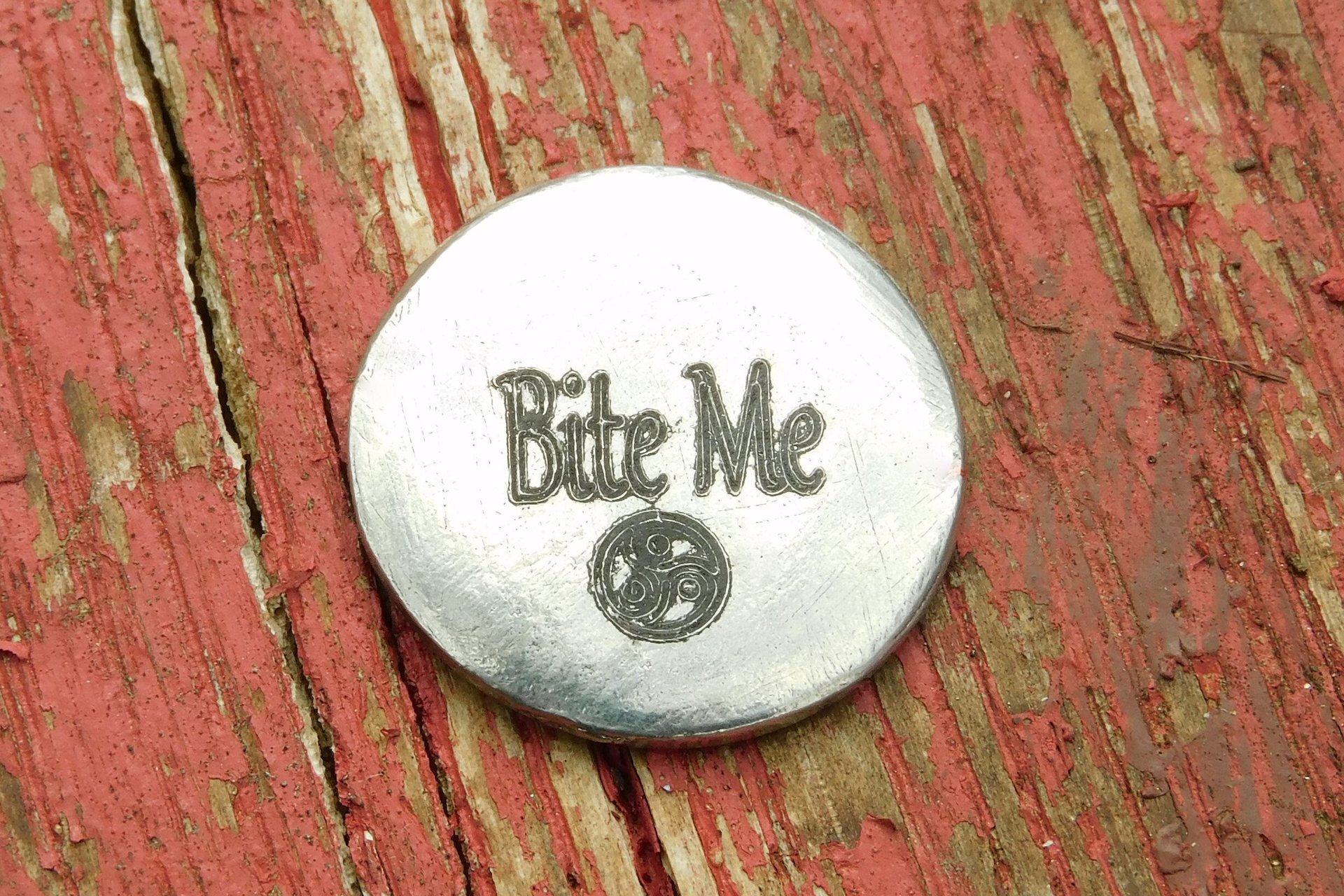 Jeton Érotique Bite Me (Mords Moi), Jeton BDSM, Accessoires BDSM, Jeton de Soumise, Fait à la Main en Etain, Les Etains de Jumilhac