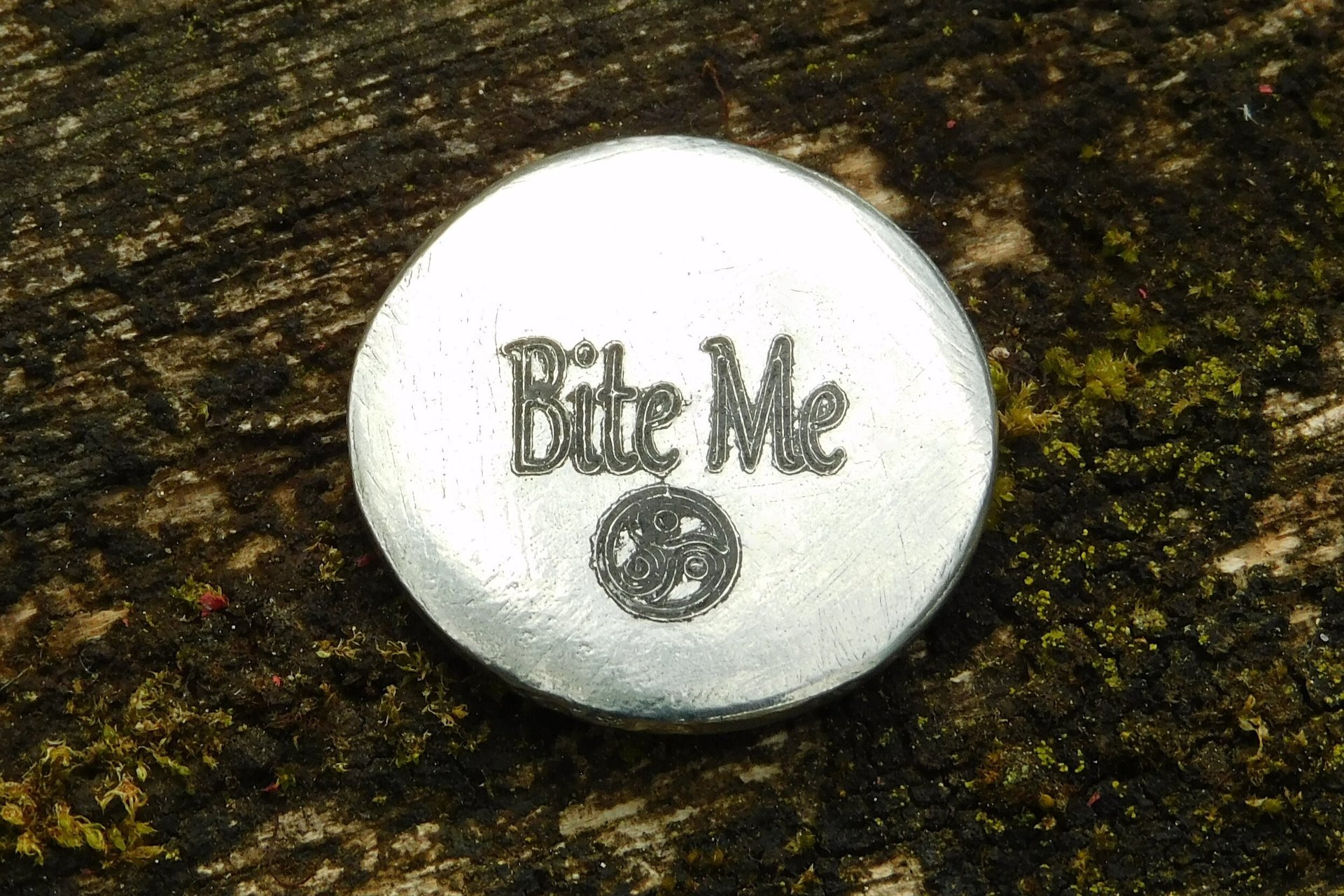 Jeton Érotique Bite Me (Mords Moi), Jeton BDSM, Accessoires BDSM, Jeton de Soumise, Fait à la Main en Etain, Les Etains de Jumilhac