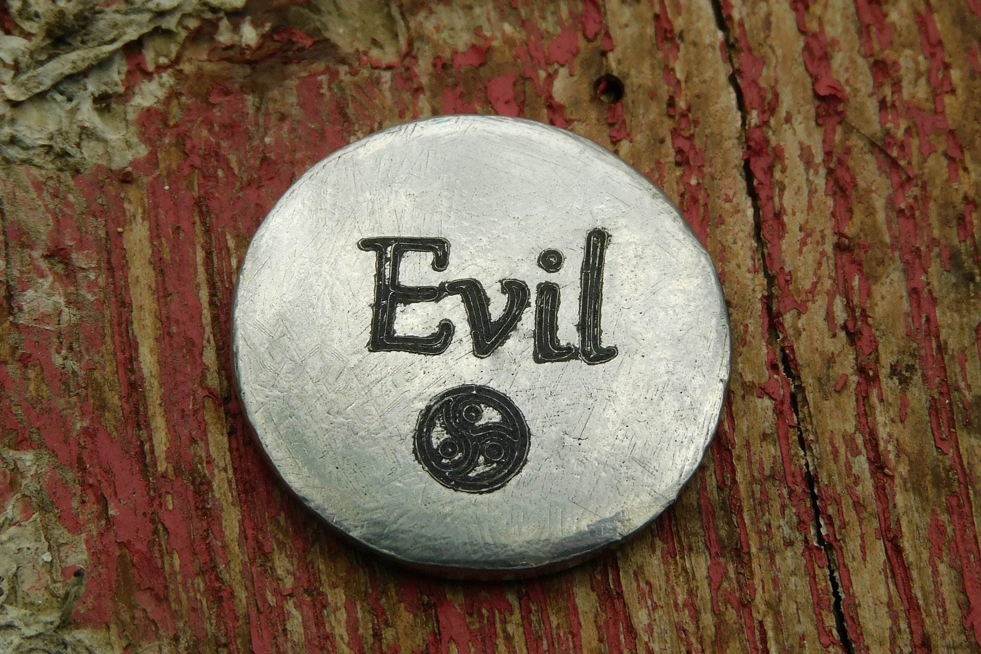 Porte-Bonheur Evil (Mechante), Jeton Érotique BDSM, Accessoires BDSM, Jeton de Soumise, Fait à la Main en Etain, Les Etains de Jumilhac