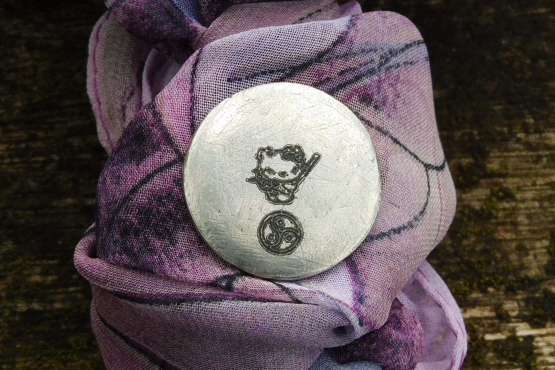 Porte-Bonheur Kitty Avec Fouet, Jeton Érotique BDSM, Accessoires BDSM, Jeton de Soumise, Fait à la Main en Etain, Les Etains de Jumilhac