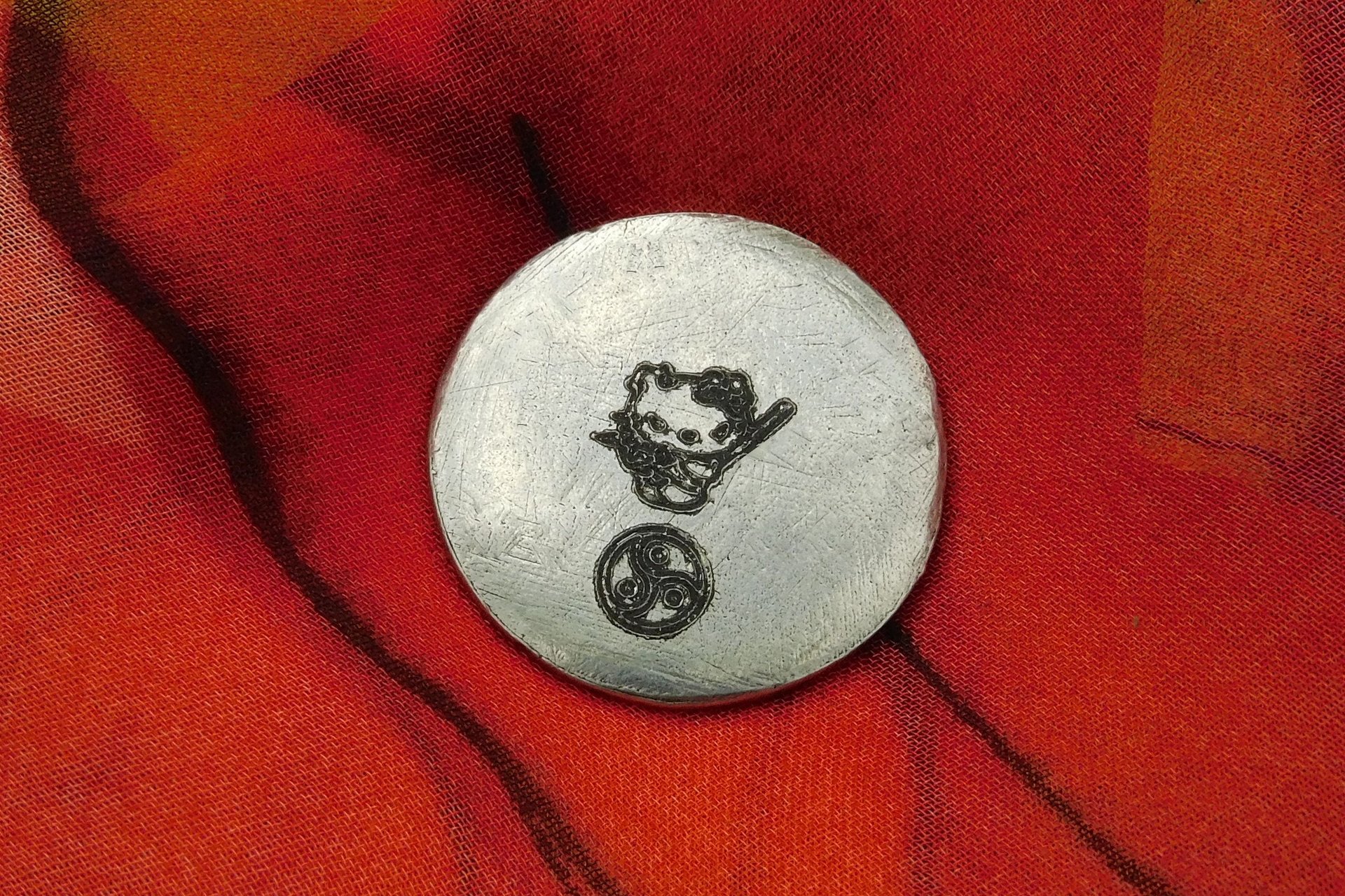 Porte-Bonheur Kitty Avec Fouet, Jeton Érotique BDSM, Accessoires BDSM, Jeton de Soumise, Fait à la Main en Etain, Les Etains de Jumilhac