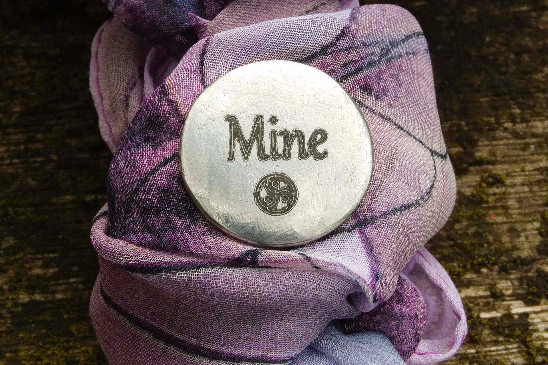Porte-Bonheur Mine (La Mienne), Jeton Érotique, Accessoires BDSM, Jeton de Soumise, Fait à la Main en Etain, Les Etains de Jumilhac