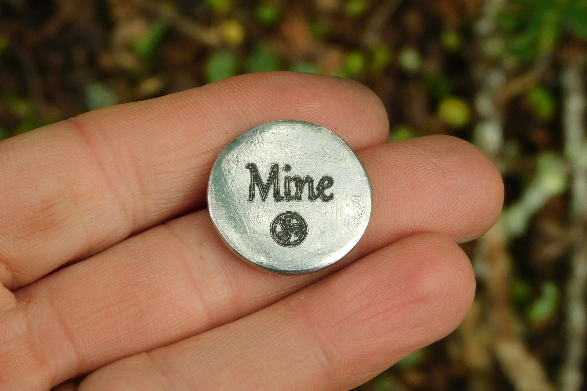 Porte-Bonheur Mine (La Mienne), Jeton Érotique, Accessoires BDSM, Jeton de Soumise, Fait à la Main en Etain, Les Etains de Jumilhac