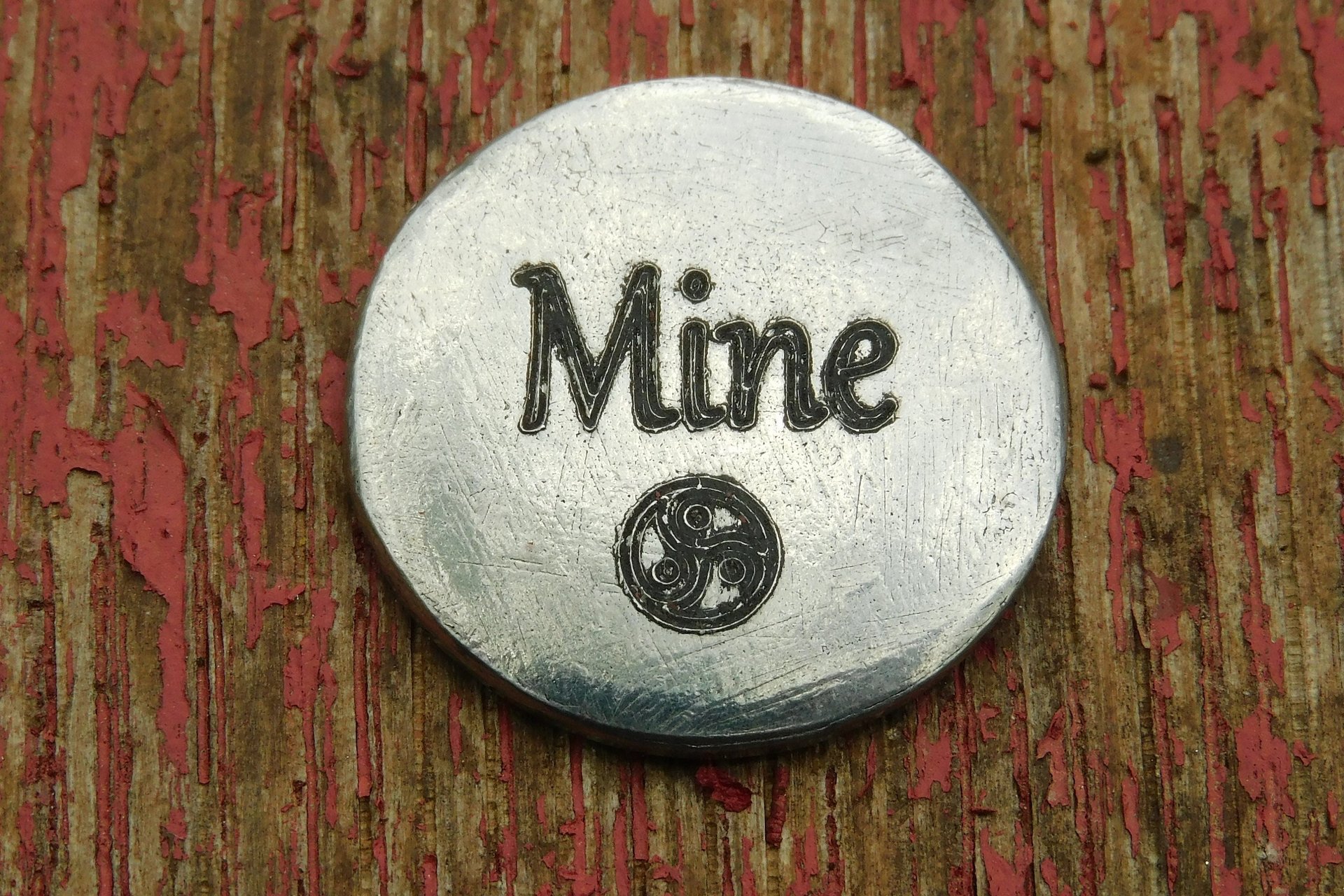 Porte-Bonheur Mine (La Mienne), Jeton Érotique, Accessoires BDSM, Jeton de Soumise, Fait à la Main en Etain, Les Etains de Jumilhac