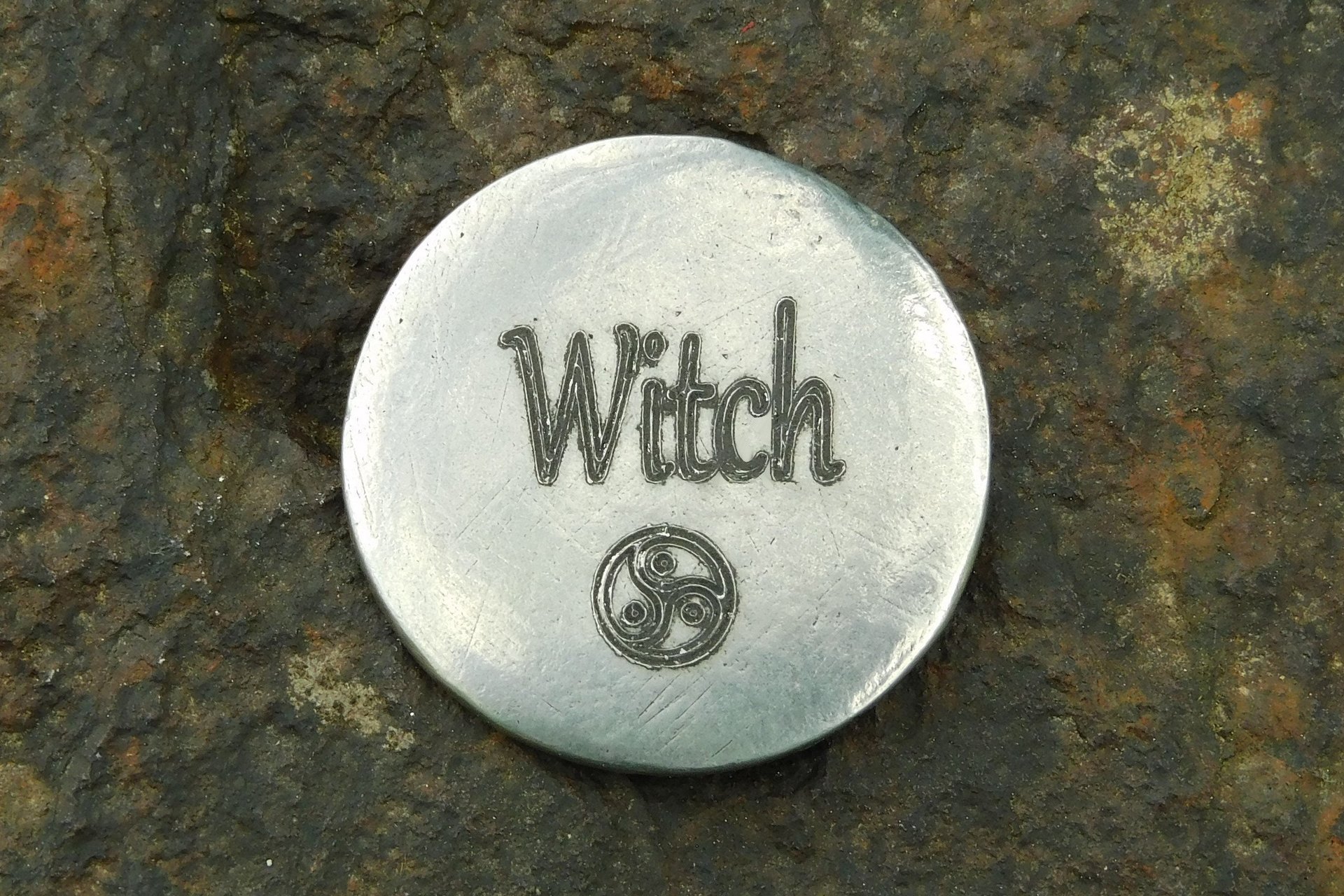 Porte-Bonheur Witch, Jeton Érotique BDSM, Accessoires BDSM, Jeton de Soumise, Fait à la Main en Etain, Les Etains de Jumilhac
