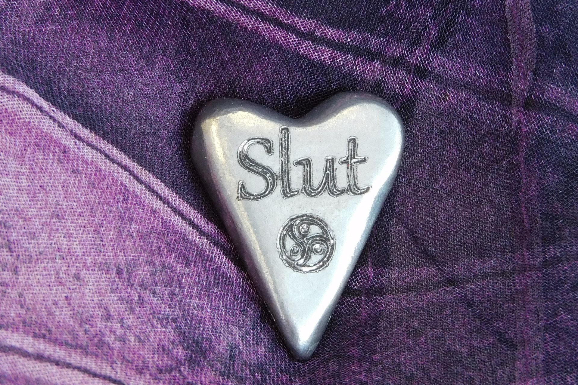 Slut (Salope), Jeton Érotique BDSM, Accessoires BDSM, Jeton de Soumise, Fait à la Main en Etain, par William Sturt des Etains de Jumilhac