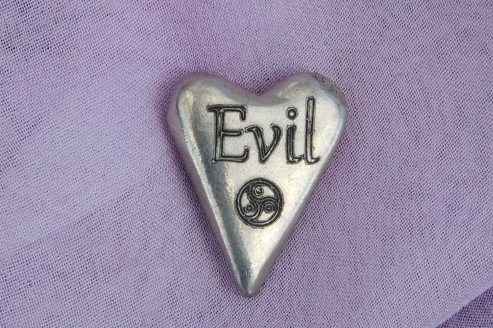 Evil (Méchante), Jeton Érotique BDSM, Accessoires BDSM, Jeton de Soumise, Fait à la Main en Etain, par William Sturt des Etains de Jumilhac