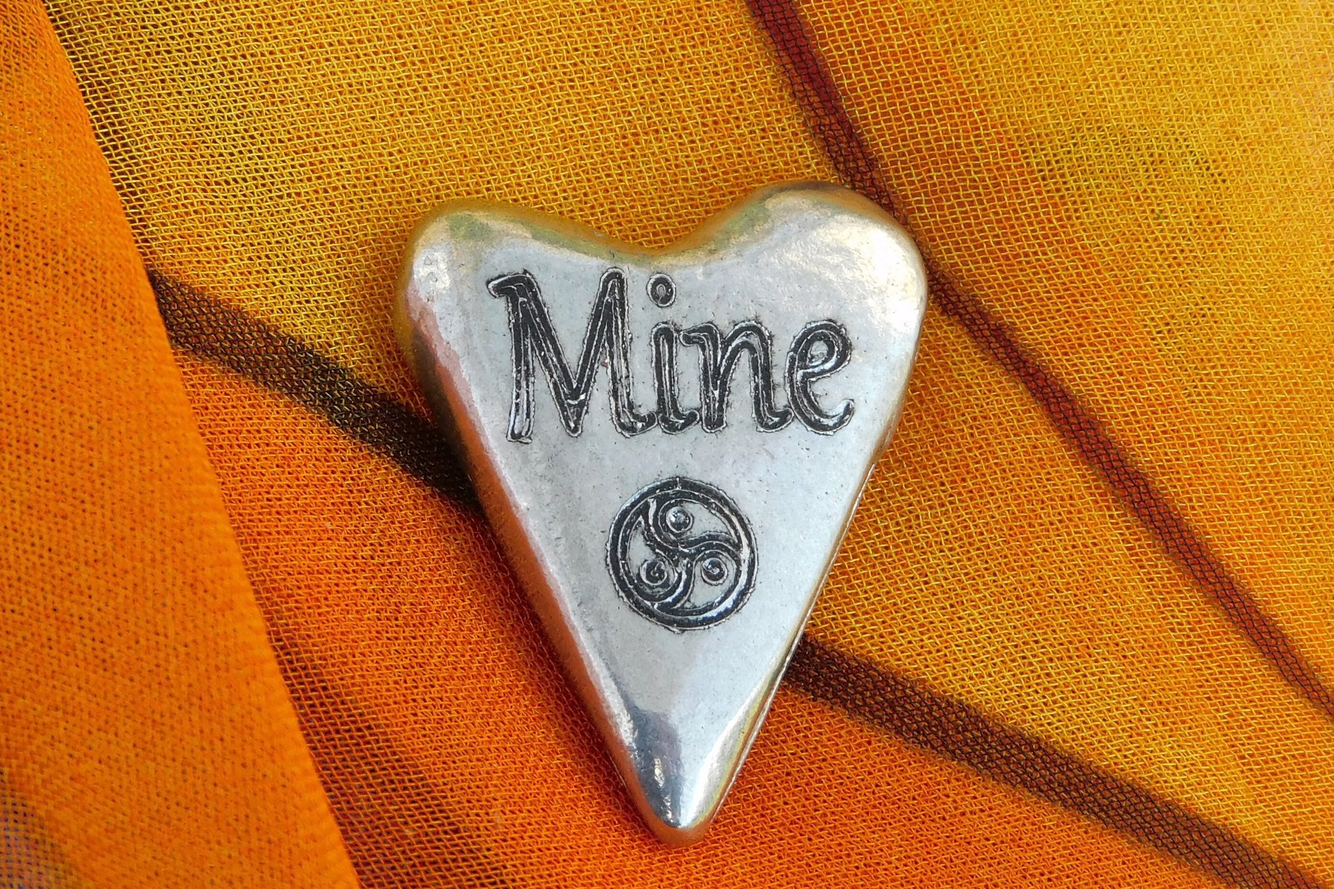 Mine (La Mienne), Jeton Érotique BDSM, Accessoires BDSM, Jeton de Soumise, Fait à la Main en Etain, par William Sturt des Etains de Jumilhac