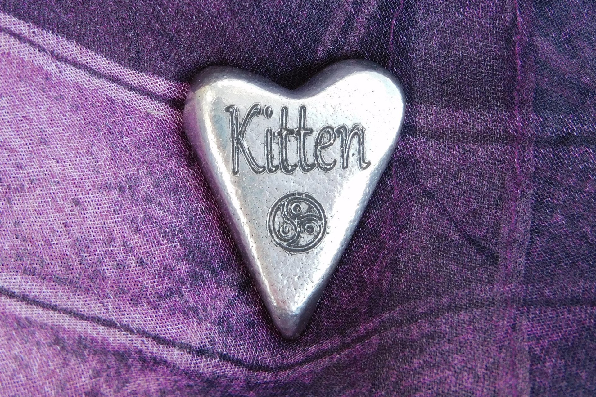 Kitten (Chaton), Jeton Érotique BDSM, Accessoires BDSM, Jeton de Soumise, Fait à la Main en Etain, par William Sturt des Etains de Jumilhac