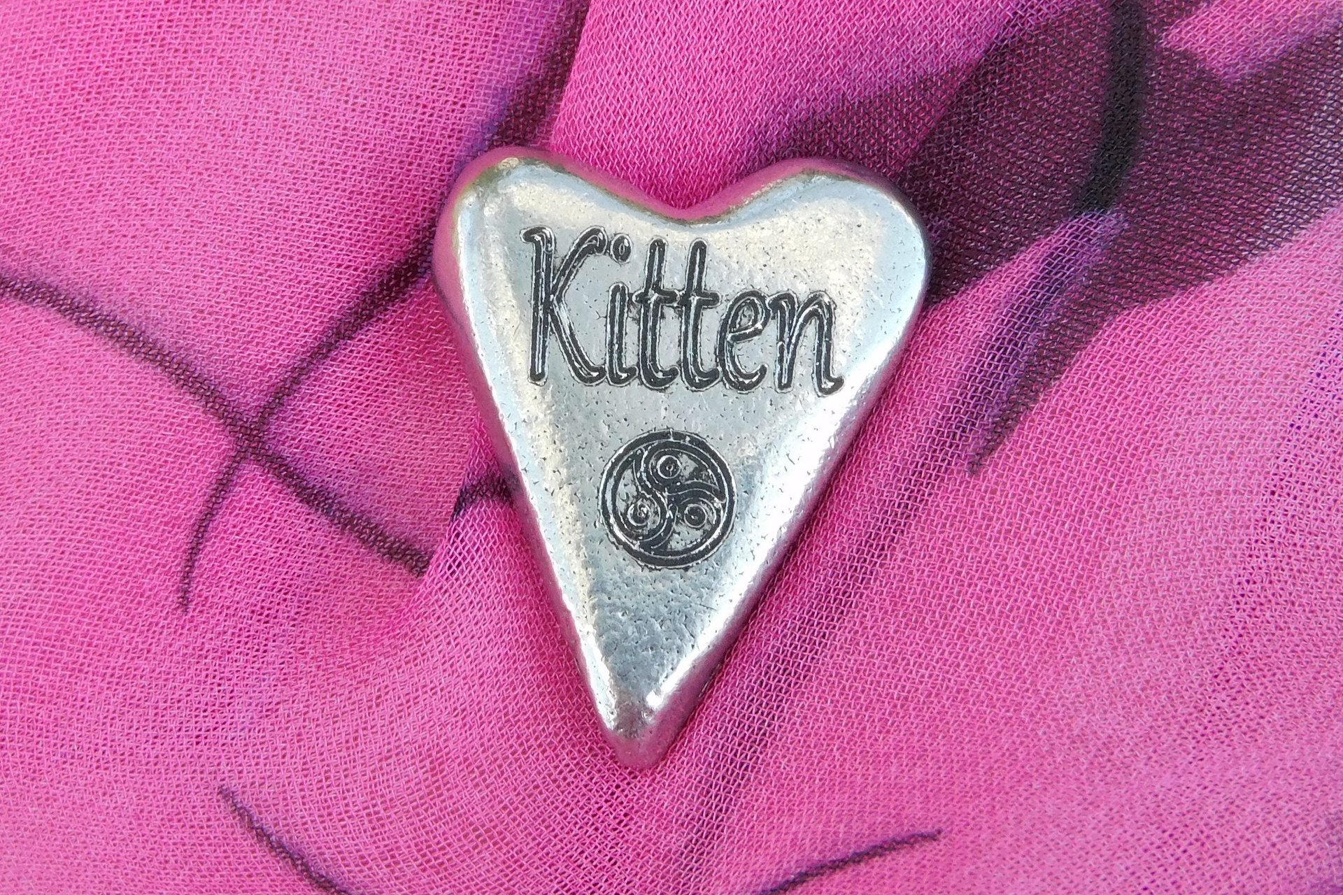 Kitten (Chaton), Jeton Érotique BDSM, Accessoires BDSM, Jeton de Soumise, Fait à la Main en Etain, par William Sturt des Etains de Jumilhac