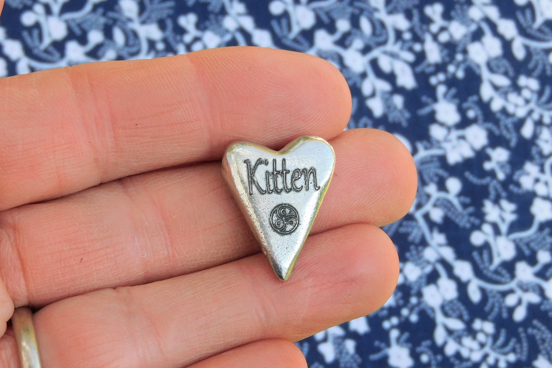 Kitten (Chaton), Jeton Érotique BDSM, Accessoires BDSM, Jeton de Soumise, Fait à la Main en Etain, par William Sturt des Etains de Jumilhac