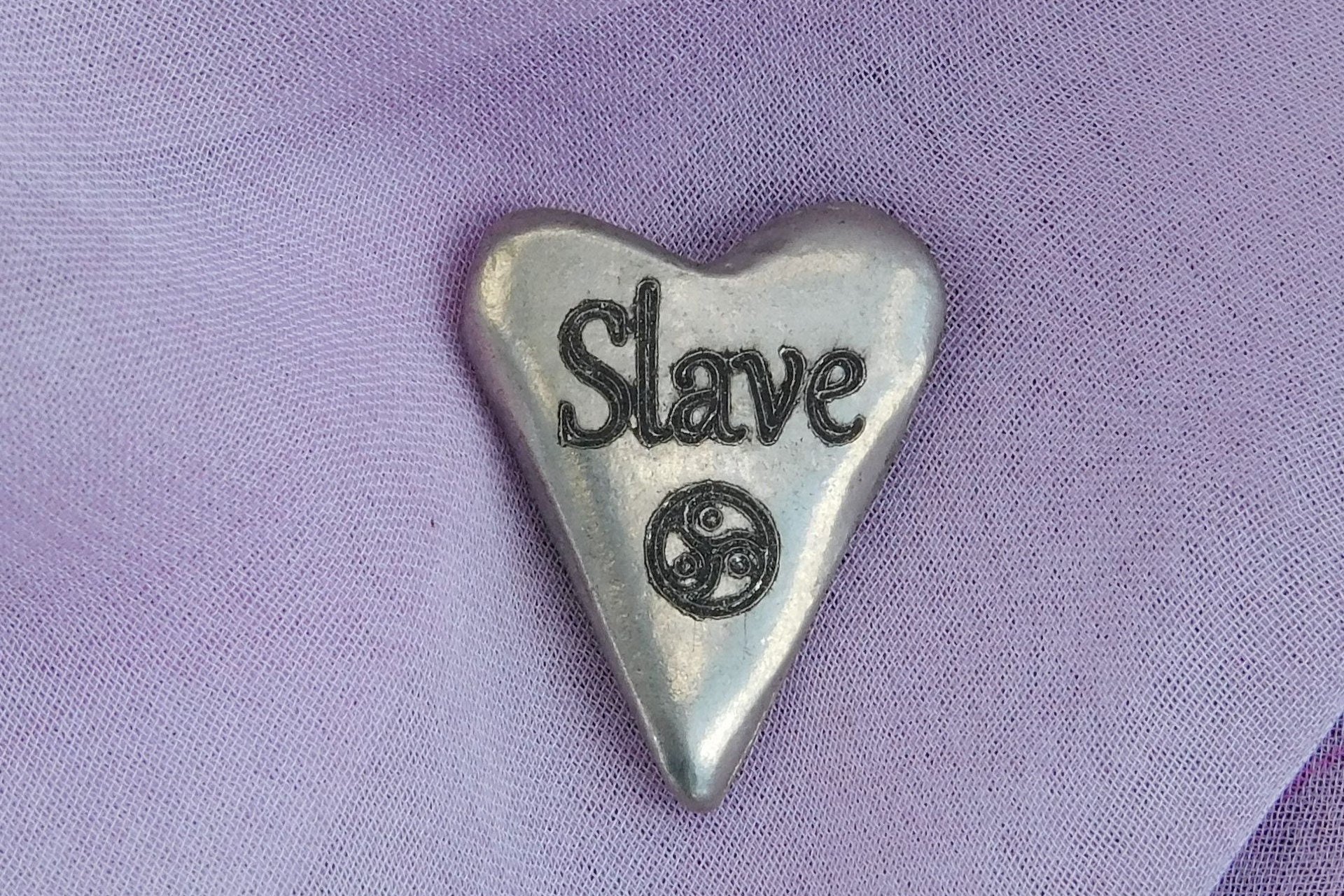 Slave (Esclave), Jeton Érotique BDSM, Accessoires BDSM, Jeton de Soumise, Fait à la Main en Etain, par William Sturt des Etains de Jumilhac