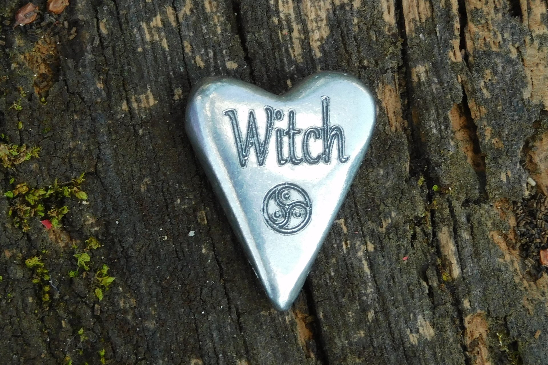 Witch (Sorcière), Jeton Érotique BDSM, Accessoires BDSM, Jeton de Soumise, Fait à la Main en Etain, par William Sturt des Etains de Jumilhac