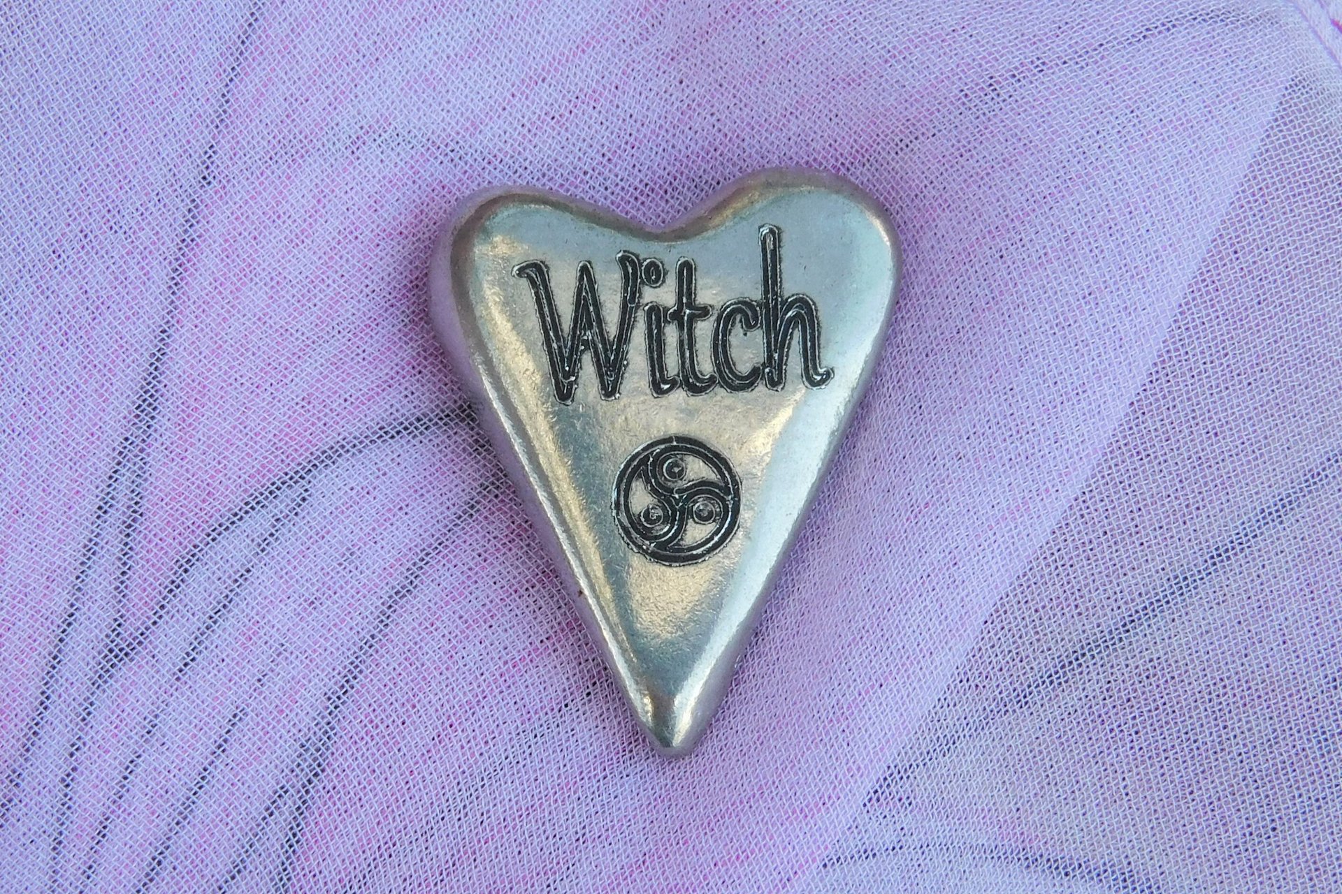 Witch (Sorcière), Jeton Érotique BDSM, Accessoires BDSM, Jeton de Soumise, Fait à la Main en Etain, par William Sturt des Etains de Jumilhac