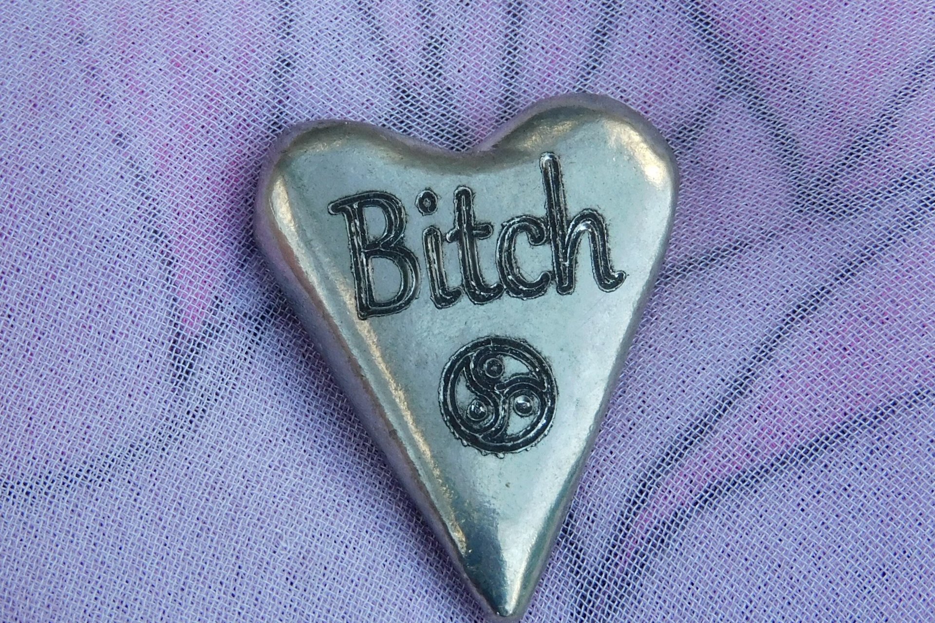 Bitch (Chienne), Jeton Érotique BDSM, Accessoires BDSM, Jeton de Soumise, Fait à la Main en Etain, par William Sturt des Etains de Jumilhac