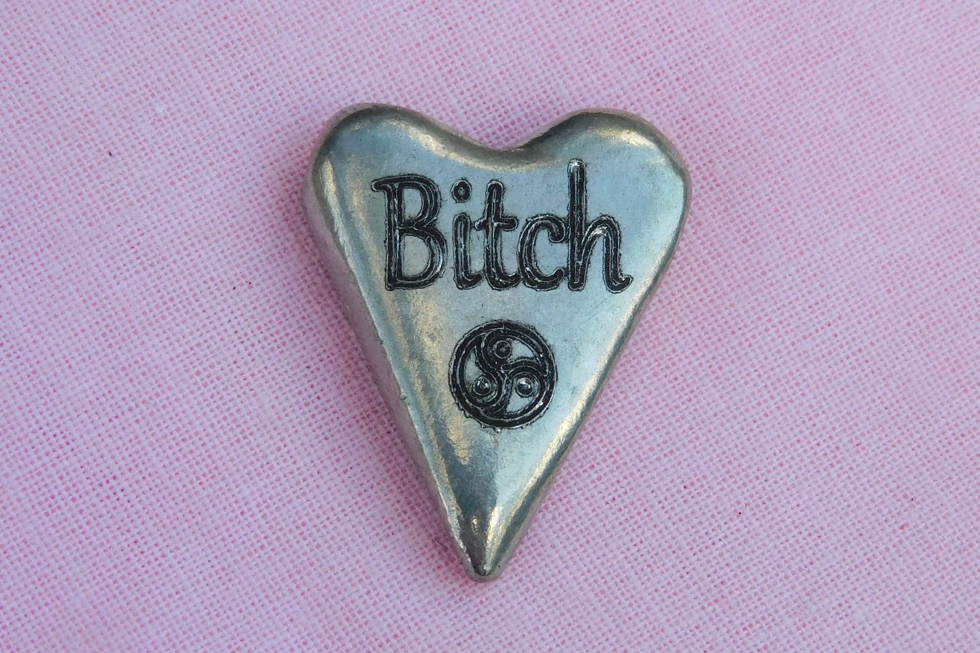 Bitch (Chienne), Jeton Érotique BDSM, Accessoires BDSM, Jeton de Soumise, Fait à la Main en Etain, par William Sturt des Etains de Jumilhac