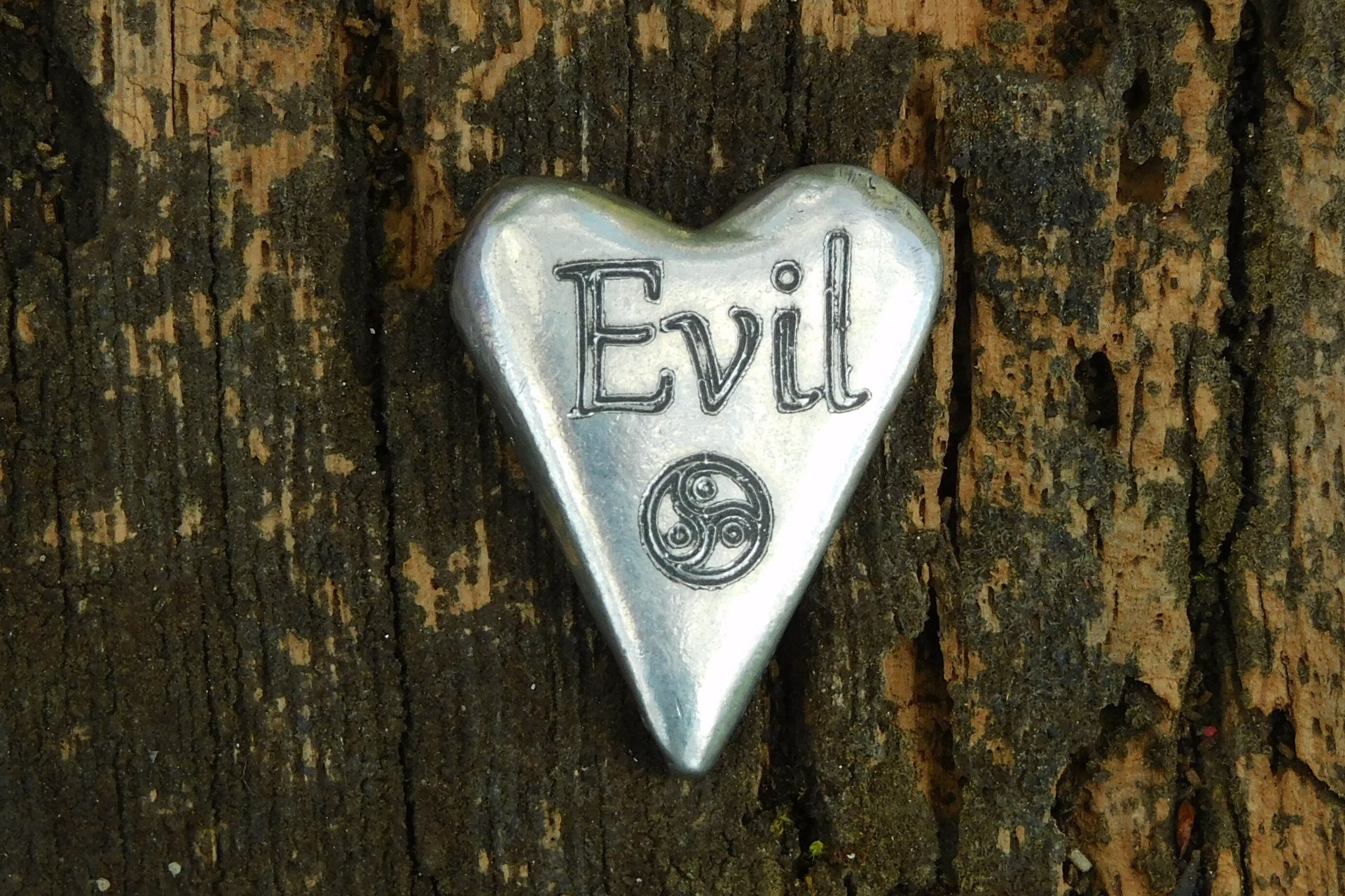 Evil (Coquine), Jeton Érotique BDSM, Accessoires BDSM, Jeton de Soumise, Fait à la Main en Etain, par William Sturt des Etains de Jumilhac