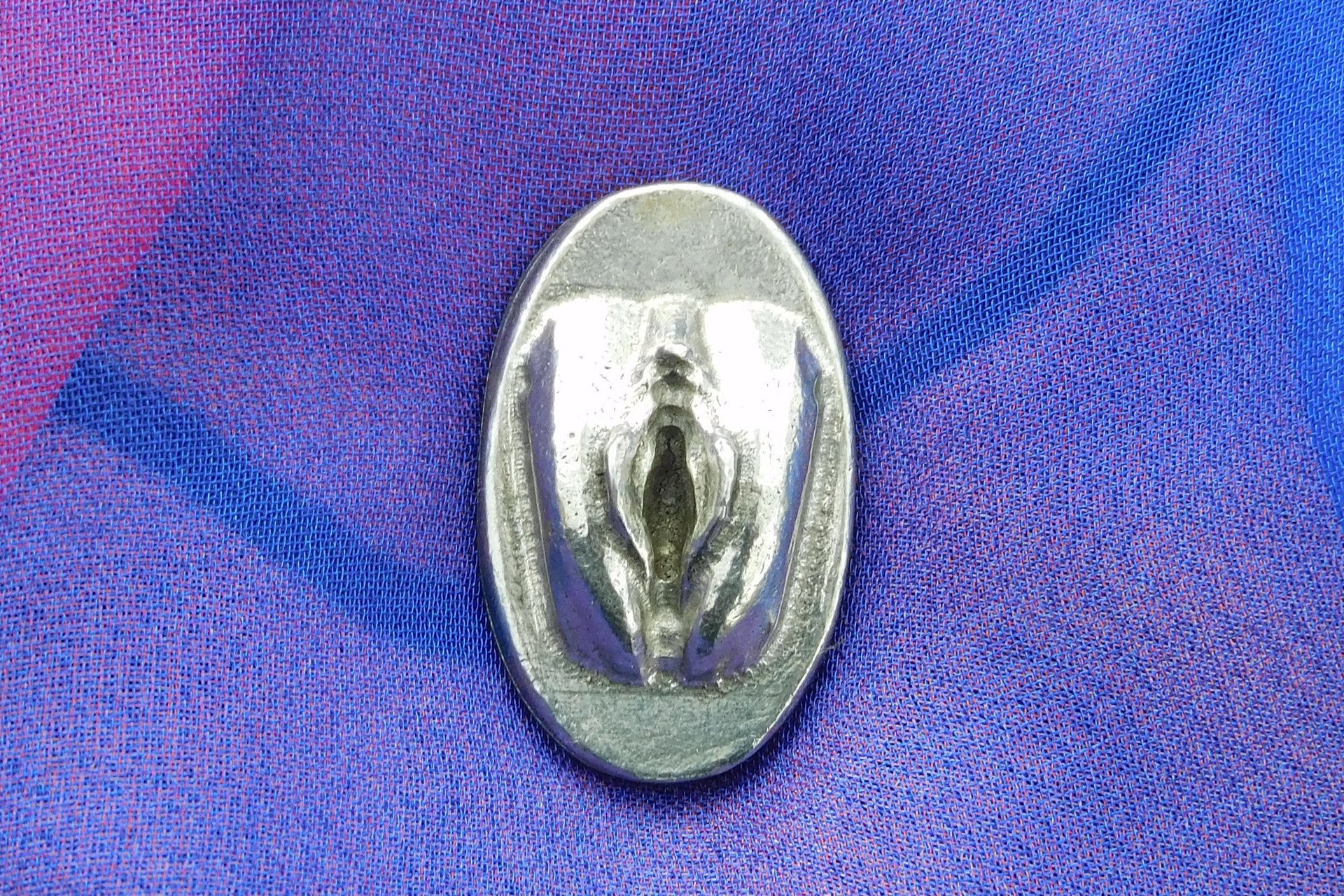 Porte-Bonheur Vulve, Cadeau Vulve, Cadeau Erotique, Fait Main en Etain, par William Sturt aux Etains de Jumilhac