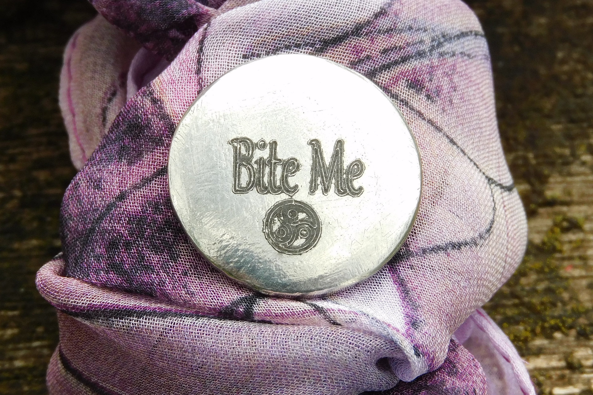 Jeton Érotique Bite Me (Mords Moi), Jeton BDSM, Accessoires BDSM, Jeton de Soumise, Fait à la Main en Etain, Les Etains de Jumilhac