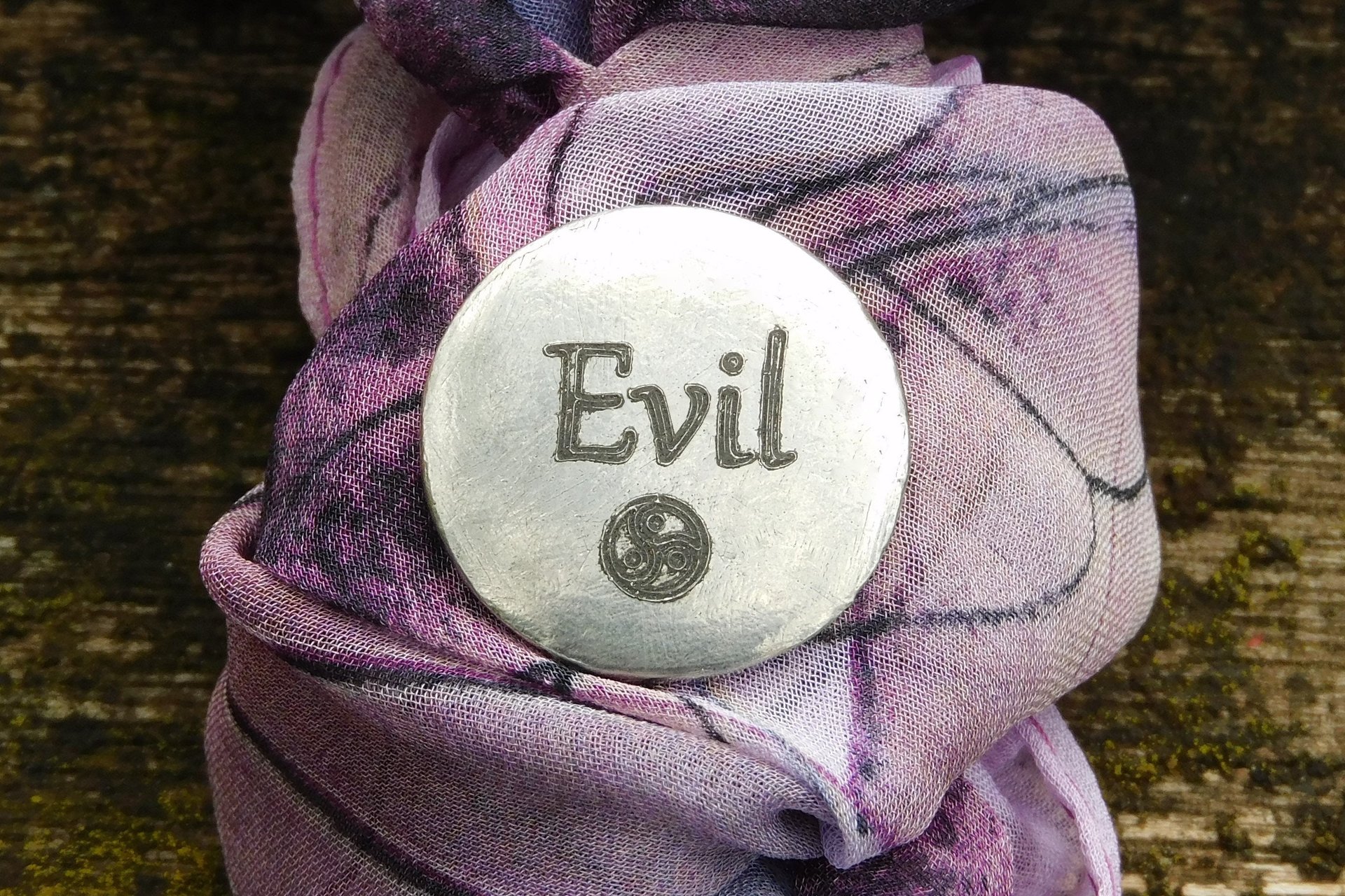 Porte-Bonheur Evil (Mechante), Jeton Érotique BDSM, Accessoires BDSM, Jeton de Soumise, Fait à la Main en Etain, Les Etains de Jumilhac