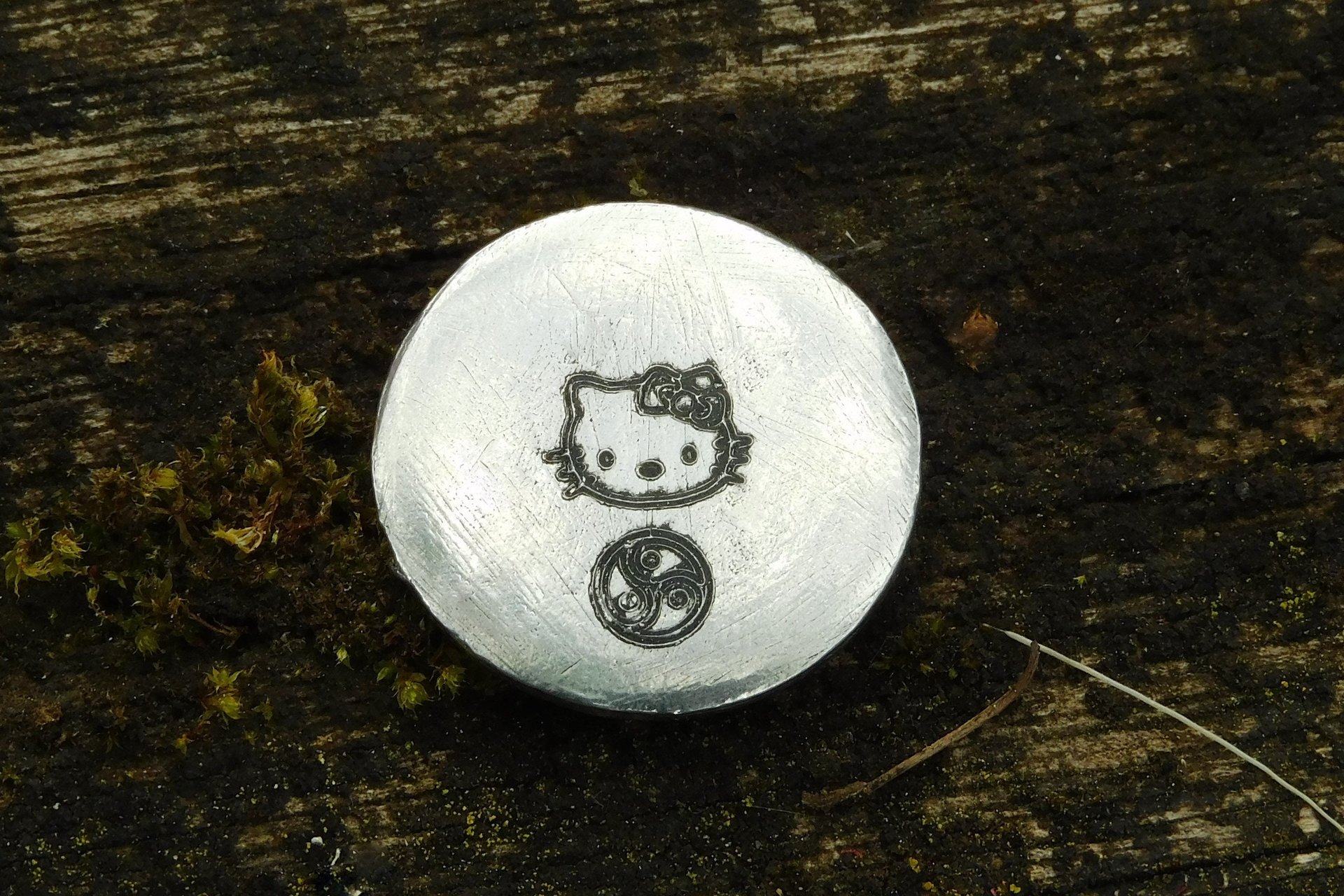 Porte-Bonheur Kitty, Jeton Érotique BDSM, Accessoires BDSM, Jeton de Soumise, Fait à la Main en Etain, Les Etains de Jumilhac