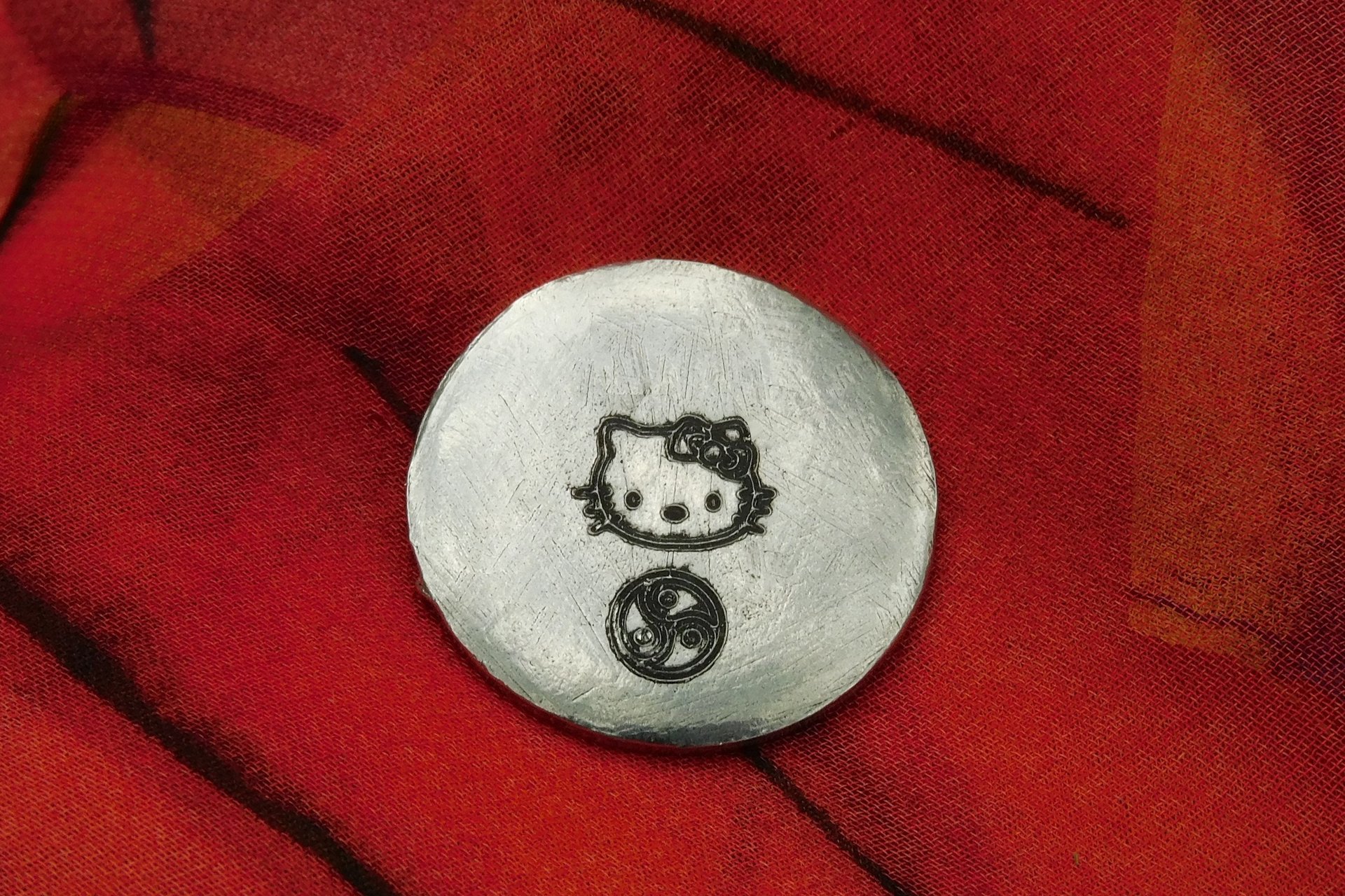 Porte-Bonheur Kitty, Jeton Érotique BDSM, Accessoires BDSM, Jeton de Soumise, Fait à la Main en Etain, Les Etains de Jumilhac