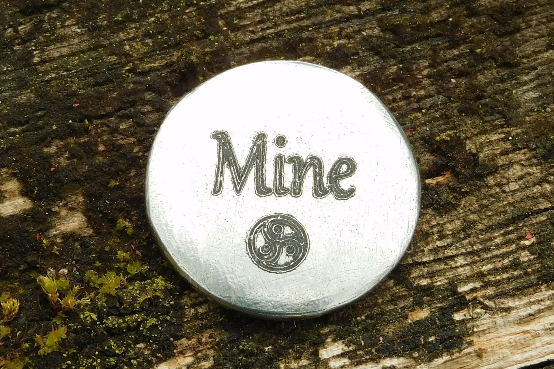 Porte-Bonheur Mine (La Mienne), Jeton Érotique, Accessoires BDSM, Jeton de Soumise, Fait à la Main en Etain, Les Etains de Jumilhac