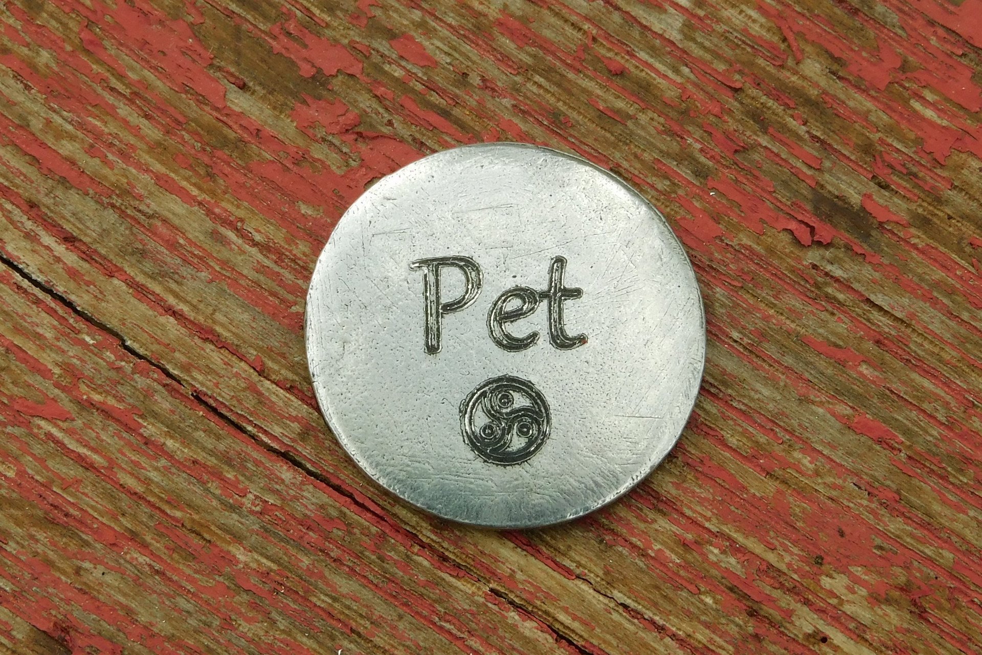 Porte-Bonheur Pet, Jeton Érotique BDSM, Accessoires BDSM, Jeton de Soumise, Fait à la Main en Etain, Les Etains de Jumilhac