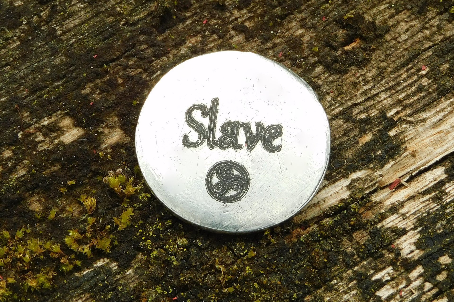 Porte-Bonheur Slave (Esclave), Jeton Érotique  BDSM, Accessoires BDSM, Jeton de Soumise, Fait à la Main en Etain, Les Etains de Jumilhac