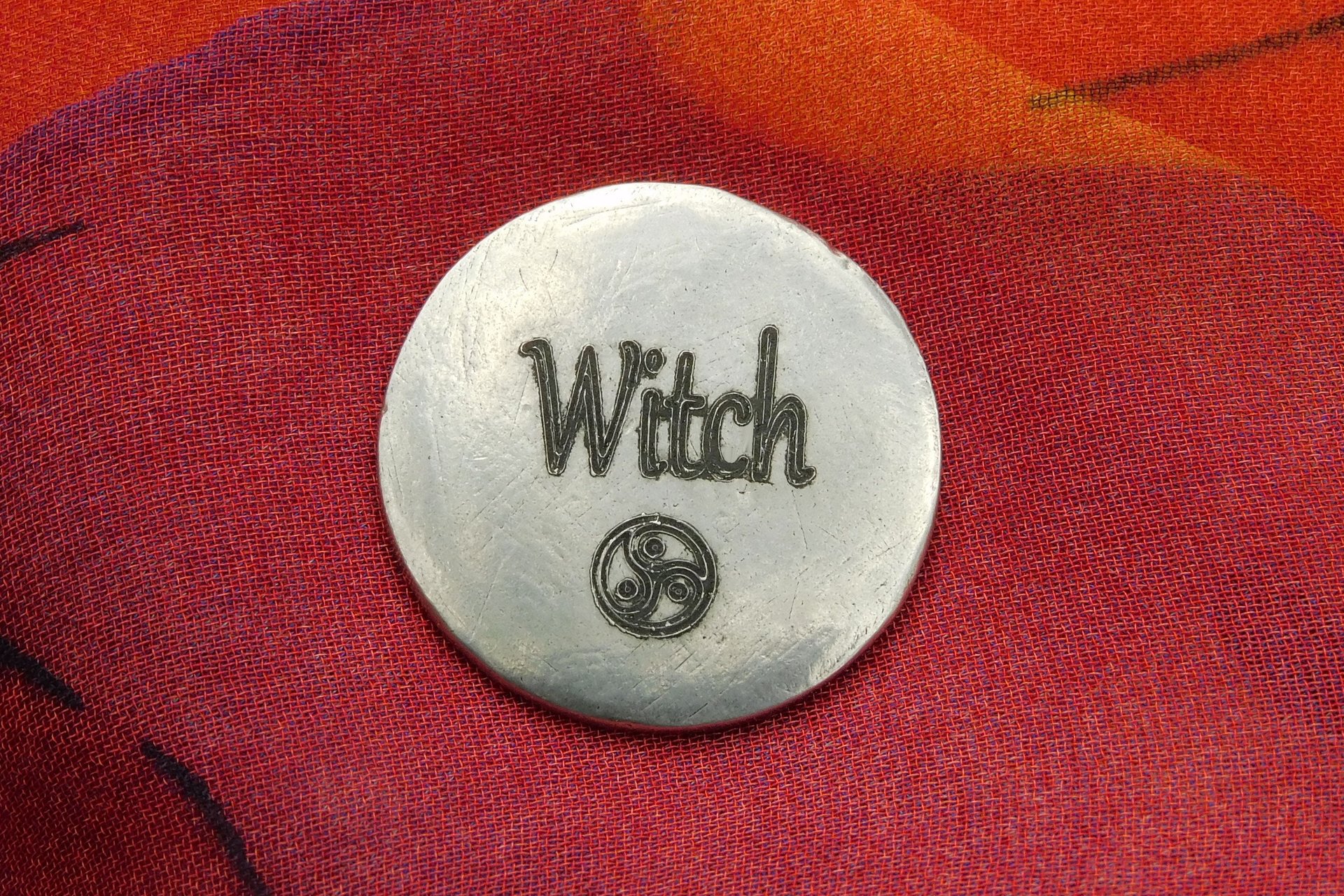 Porte-Bonheur Witch, Jeton Érotique BDSM, Accessoires BDSM, Jeton de Soumise, Fait à la Main en Etain, Les Etains de Jumilhac