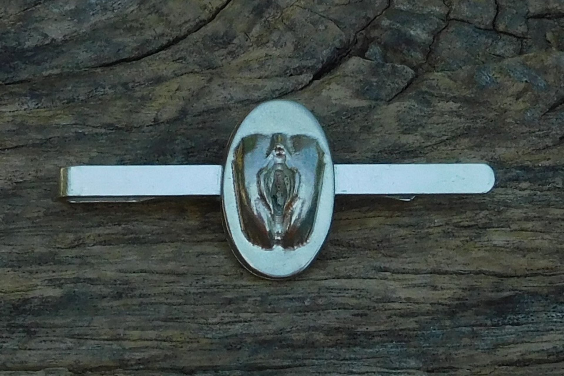 Pince à Cravate Vulve, Pince à Cravate Vagin, Faite Main en Etain par William Sturt des Etains de Jumilhac
