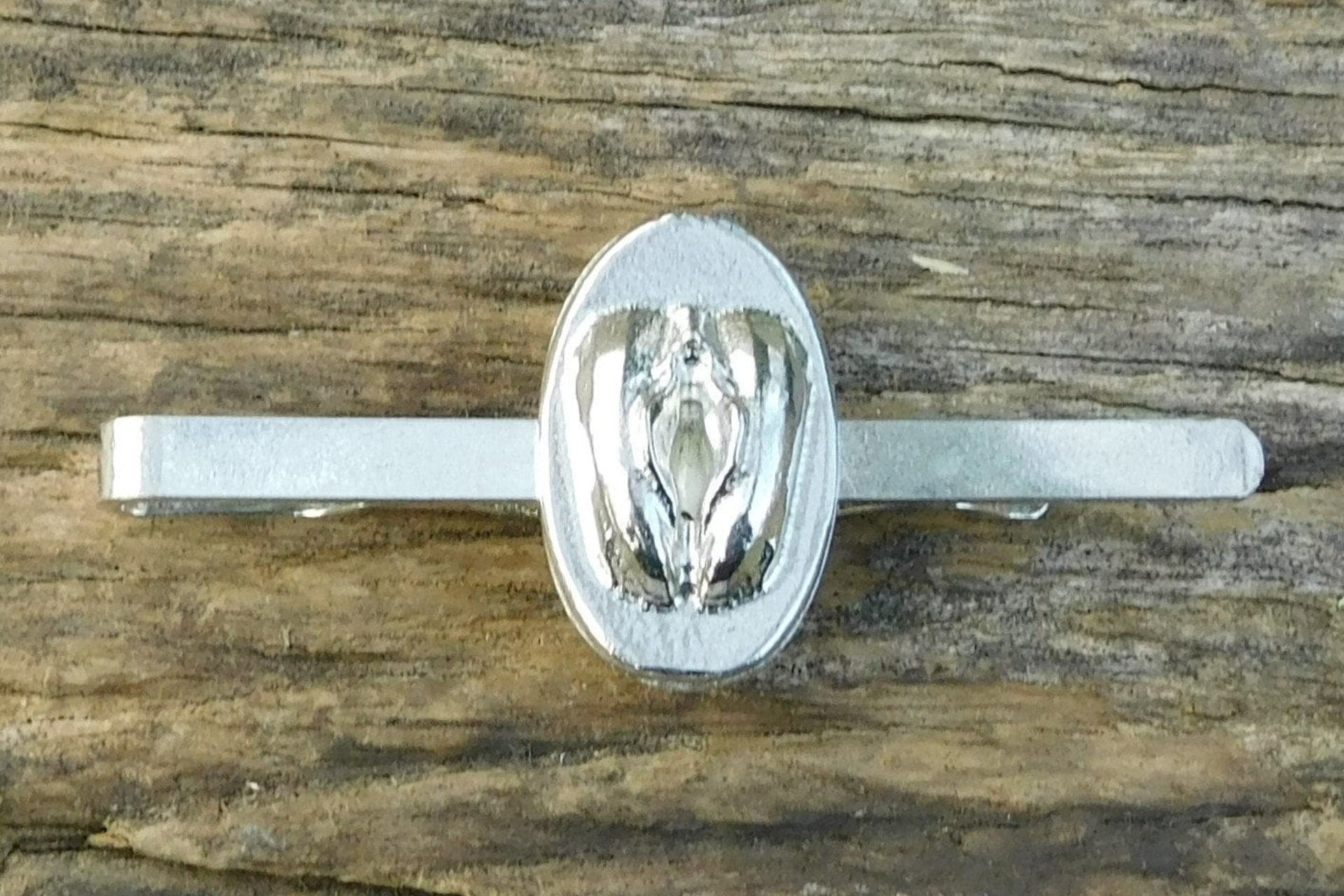 Pince à Cravate Vagin, Clip Cravate Vagina, Faite Main en Etain par William Sturt des Etains de Jumilhac