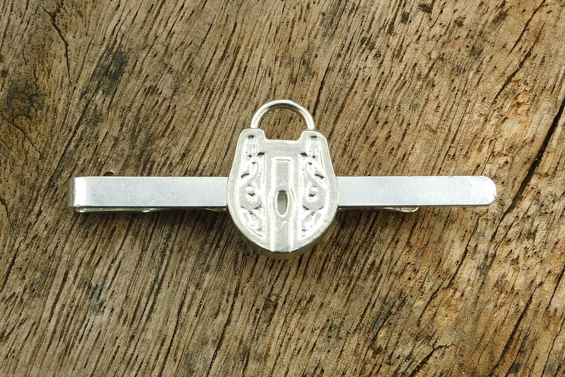 Pince à Cravate Cadenas, Faite Main en Étain, Fabrication Artisanale Française, aux Étains de Jumilhac
