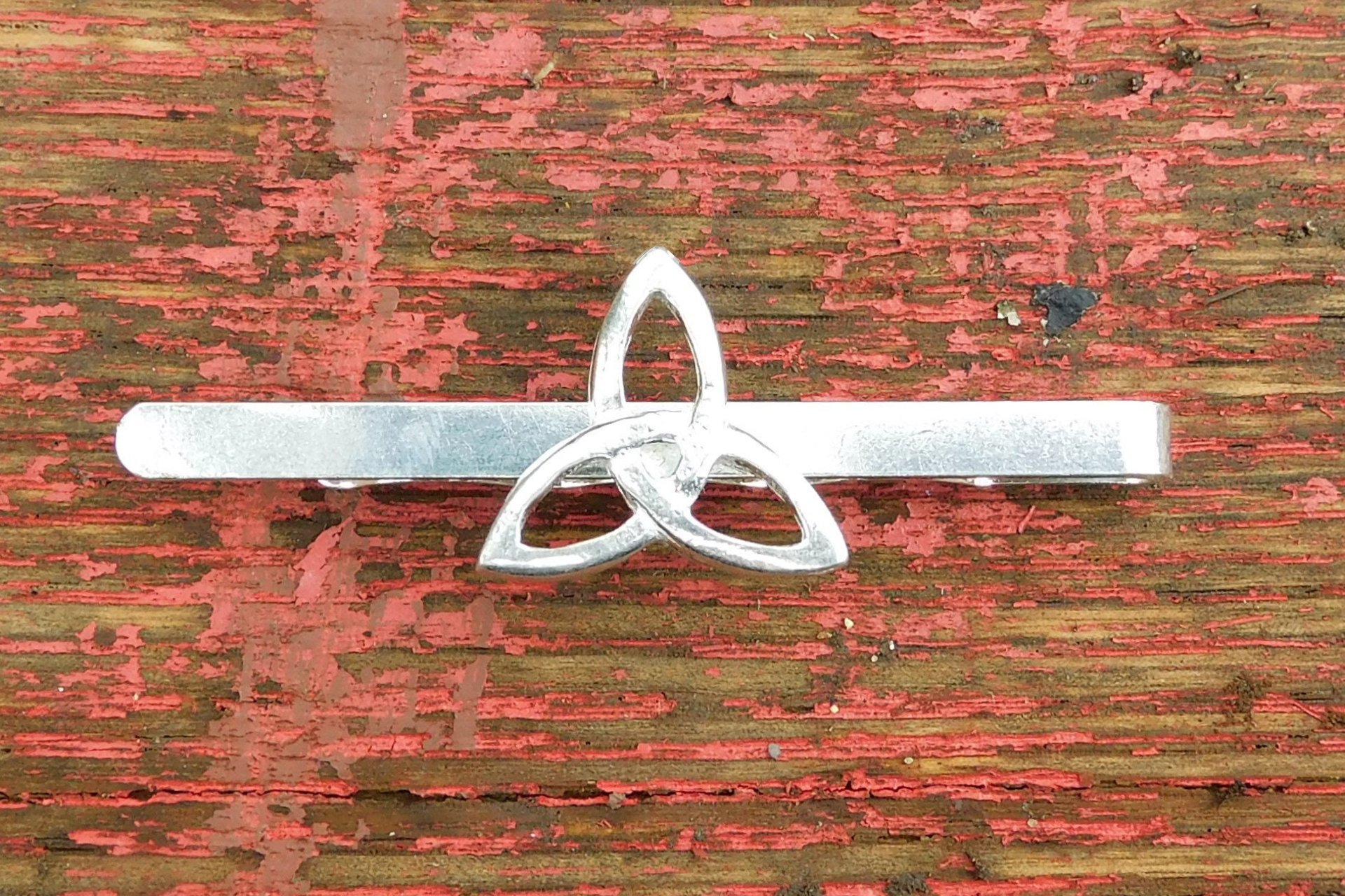 Pince à Cravate Triquetra, Faite Main en Etain par William Sturt des Etains de Jumilhac