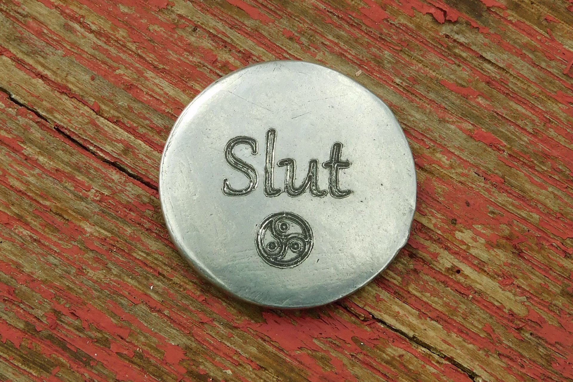 Slut (Salope), Jeton Érotique BDSM, Accessoires BDSM, Jeton de Soumise, Fait à la Main en Etain, par William Sturt des Etains de Jumilhac