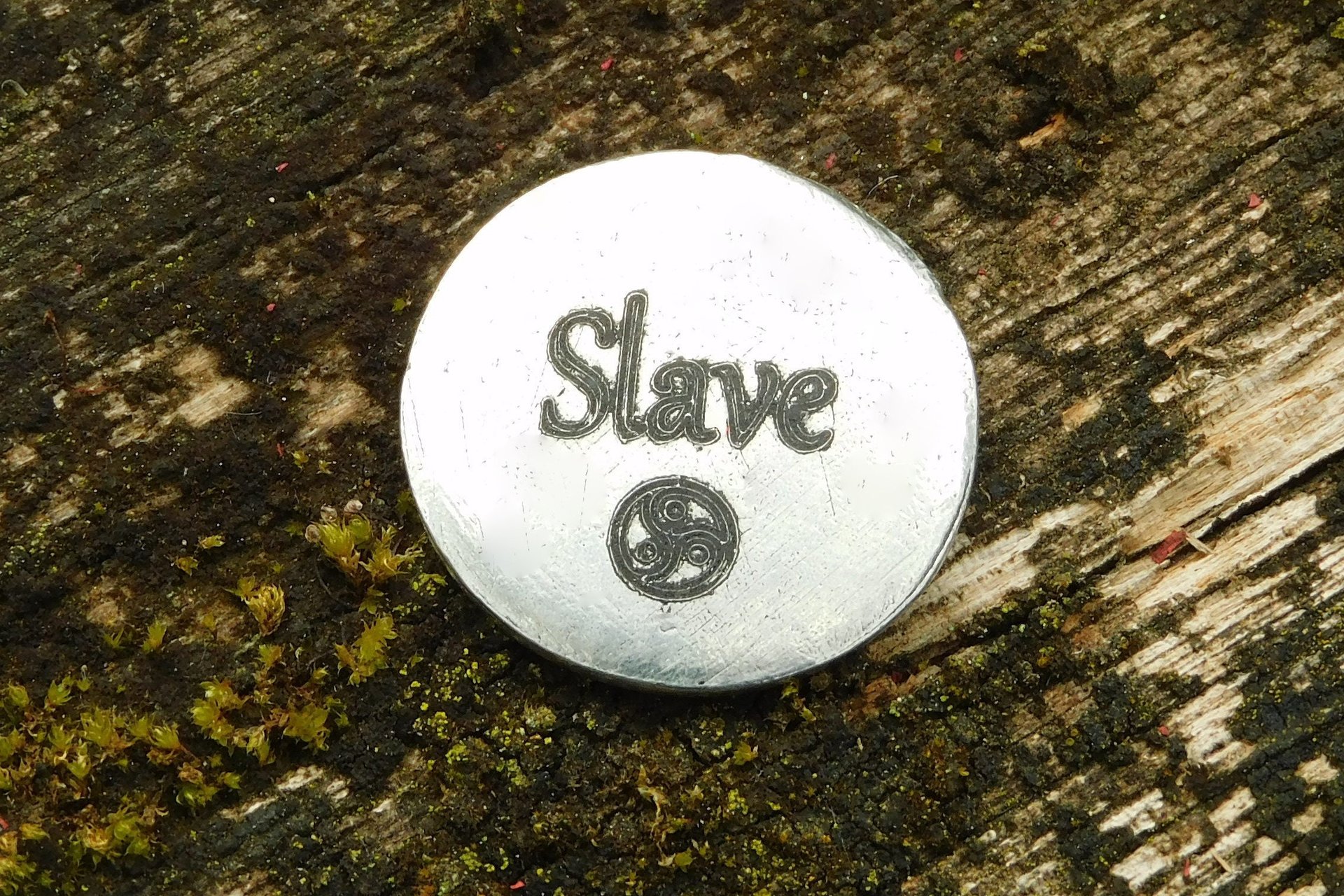 Slave (Esclave), Jeton Érotique BDSM, Accessoires BDSM, Jeton de Soumise, Fait à la Main en Etain, par William Sturt des Etains de Jumilhac