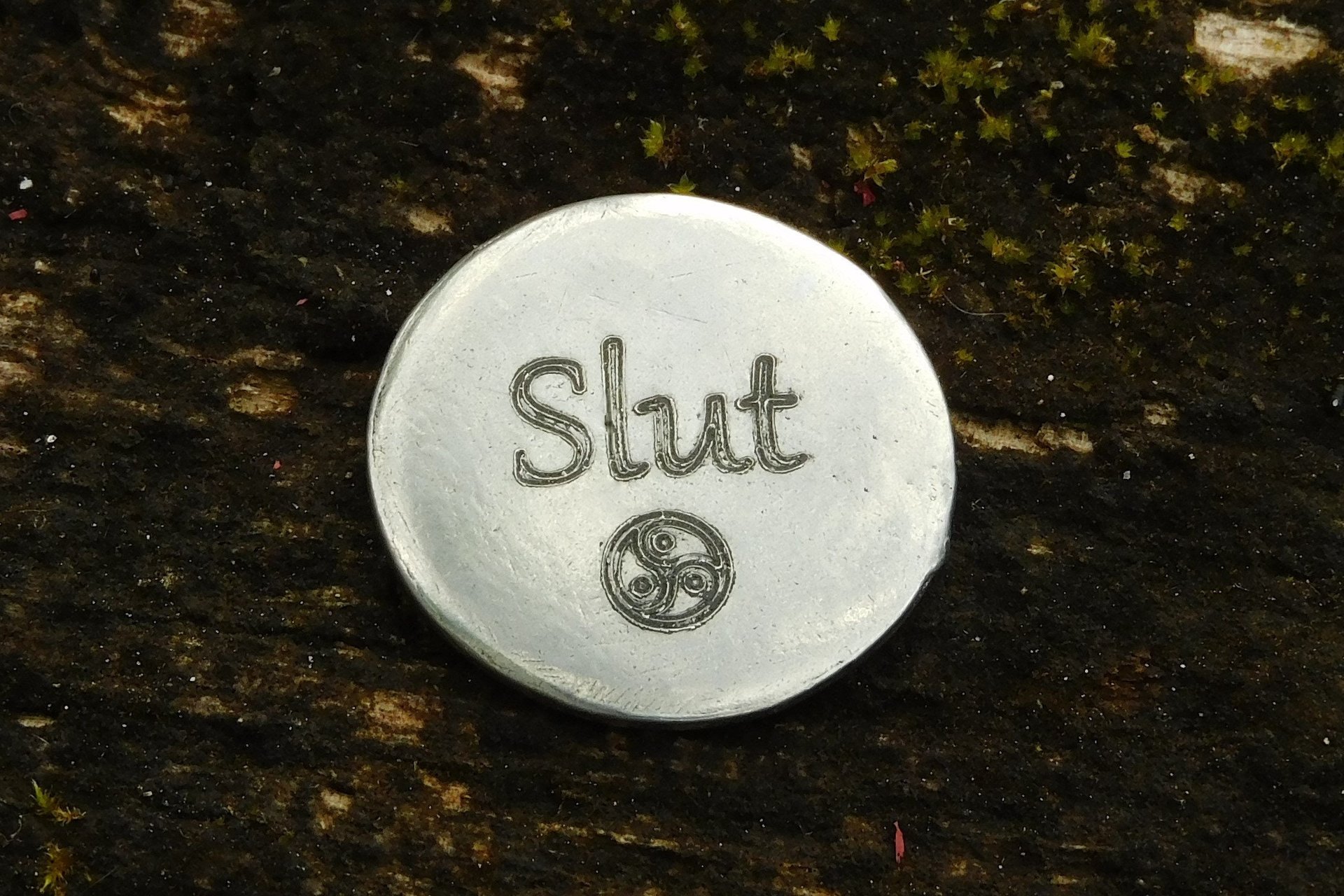 Slut (Salope), Jeton Érotique BDSM, Accessoires BDSM, Jeton de Soumise, Fait à la Main en Etain, par William Sturt des Etains de Jumilhac