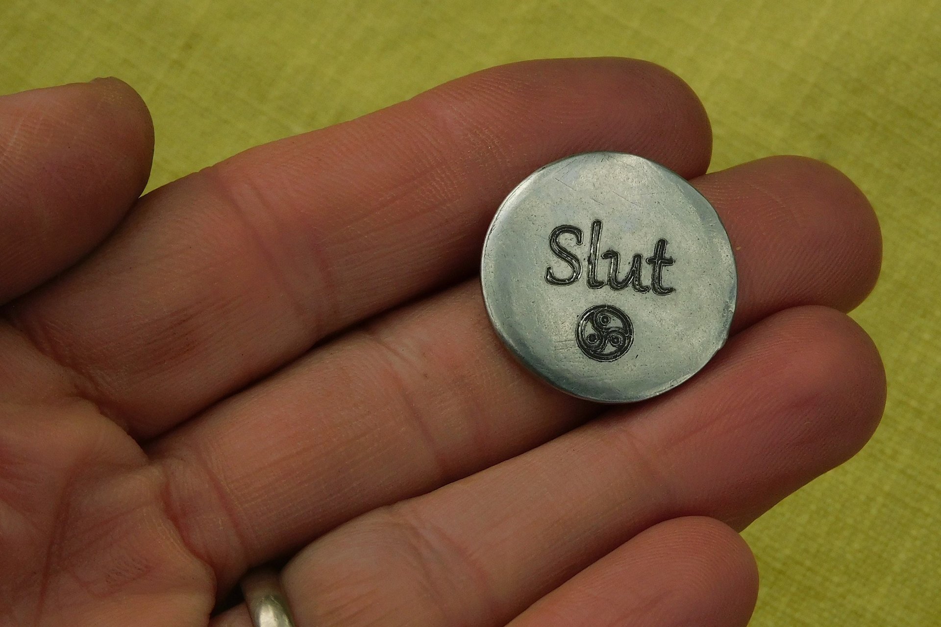 Slut (Salope), Jeton Érotique BDSM, Accessoires BDSM, Jeton de Soumise, Fait à la Main en Etain, par William Sturt des Etains de Jumilhac