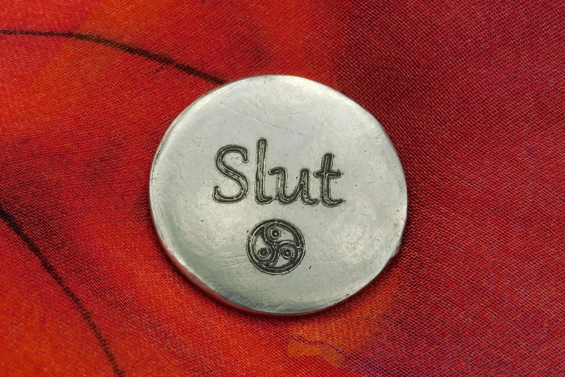 Slut (Salope), Jeton Érotique BDSM, Accessoires BDSM, Jeton de Soumise, Fait à la Main en Etain, par William Sturt des Etains de Jumilhac