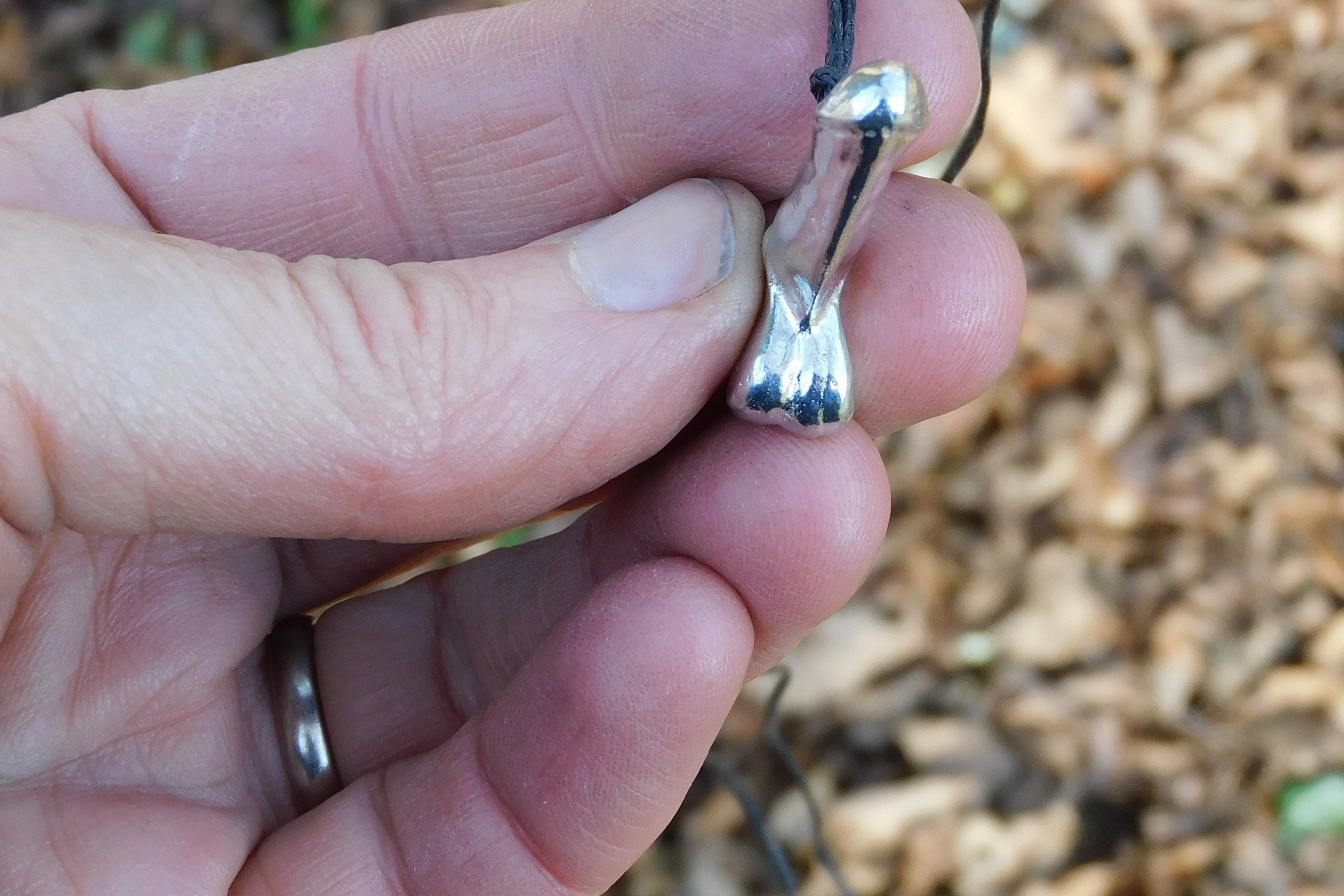 Collier Pénis, Pendentif Pénis, Cadeaux Erotiques, Fait Main en Etain, par William Sturt aux Etains de Jumilhac