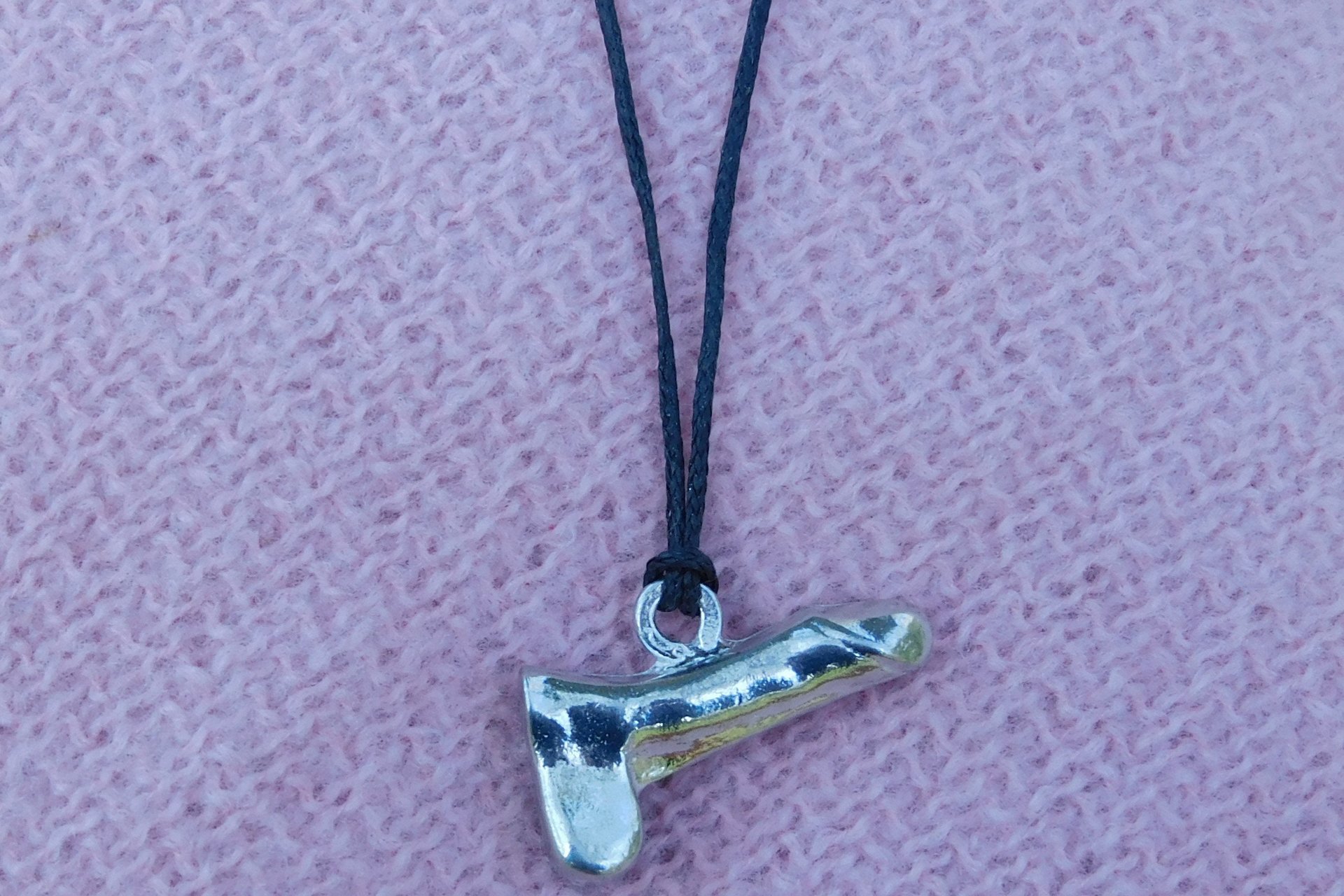 Collier Pénis, Pendentif Pénis, Cadeaux Erotiques, Fait Main en Etain, par William Sturt aux Etains de Jumilhac