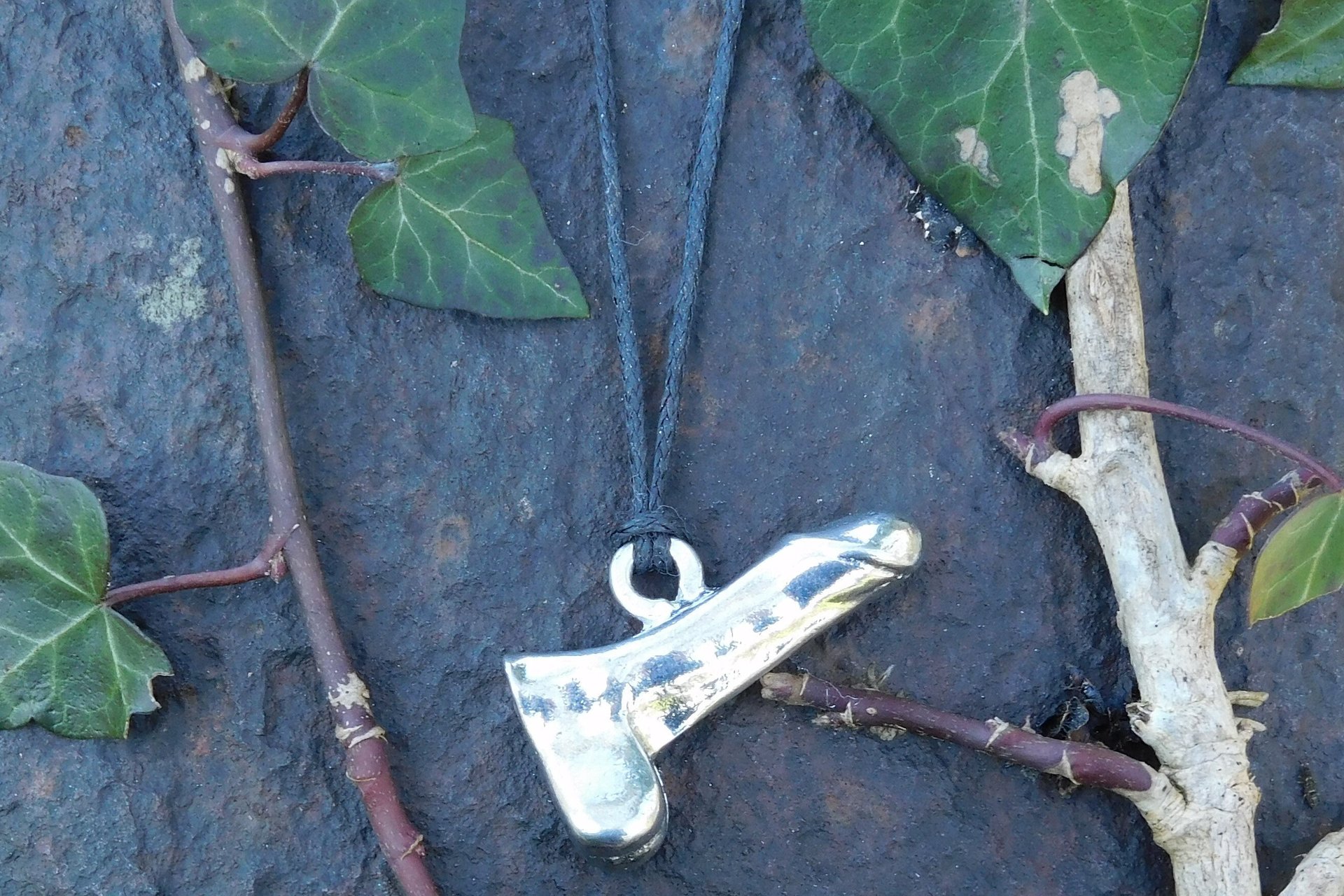 Collier Pénis, Pendentif Pénis, Cadeaux Erotiques, Fait Main en Etain, par William Sturt aux Etains de Jumilhac