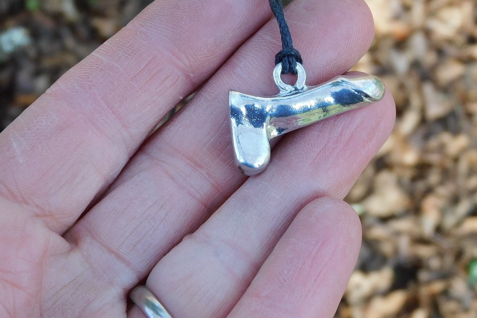 Collier Pénis, Pendentif Pénis, Cadeaux Erotiques, Fait Main en Etain, par William Sturt aux Etains de Jumilhac