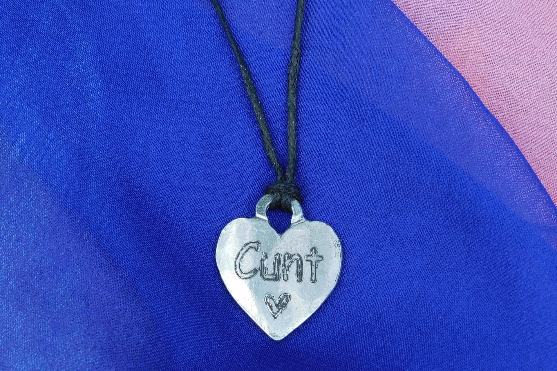 Pendentif BDSM cunt, Accessoire de Soumise, Cordon Noué en Permanance, Fait Main en Etain, Les Etains de Jumilhac
