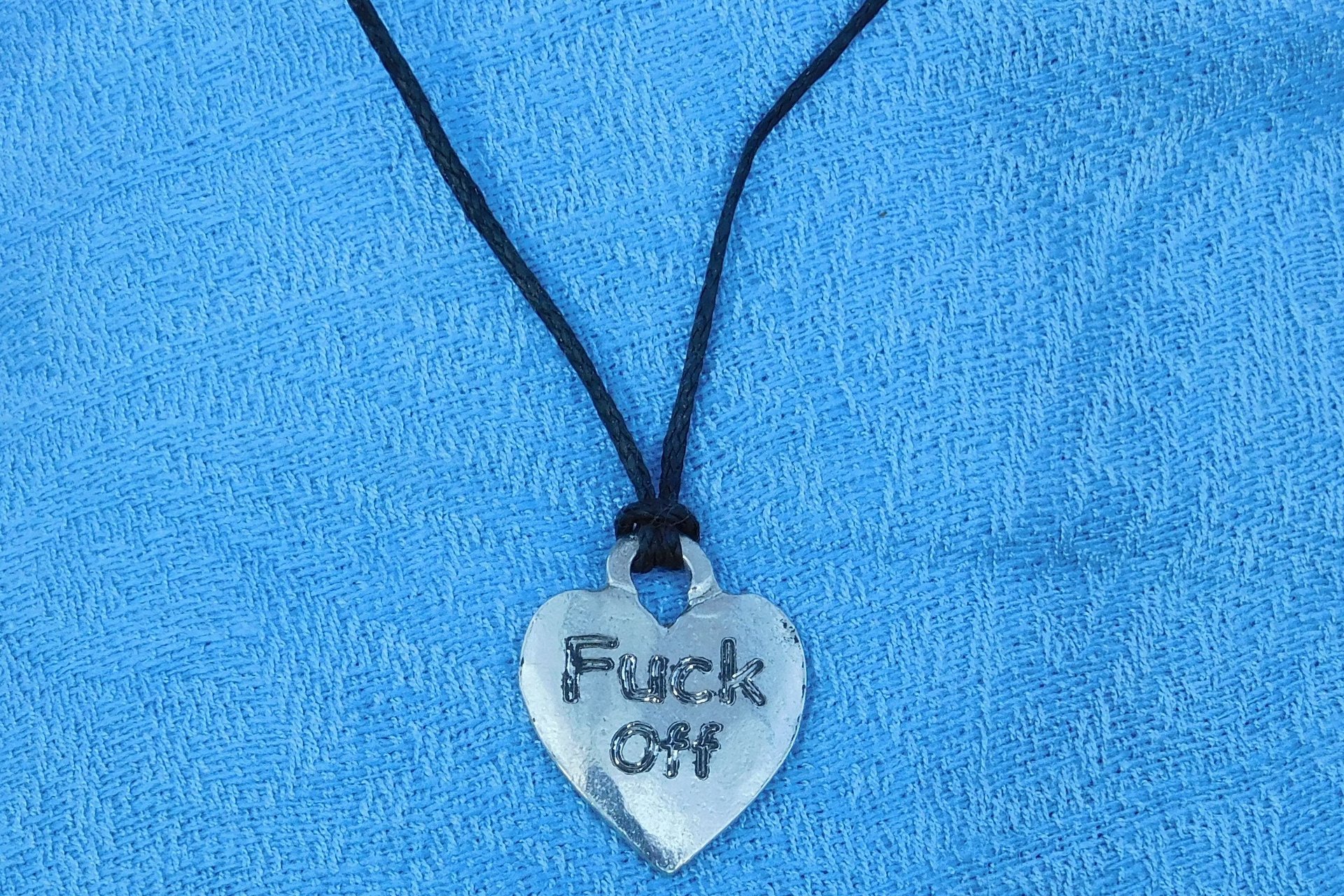 Pendentif BDSM Fuck Off, Accessoire de Soumise, Cordon Noué en Permanance, Fait Main en Etain, Les Etains de Jumilhac