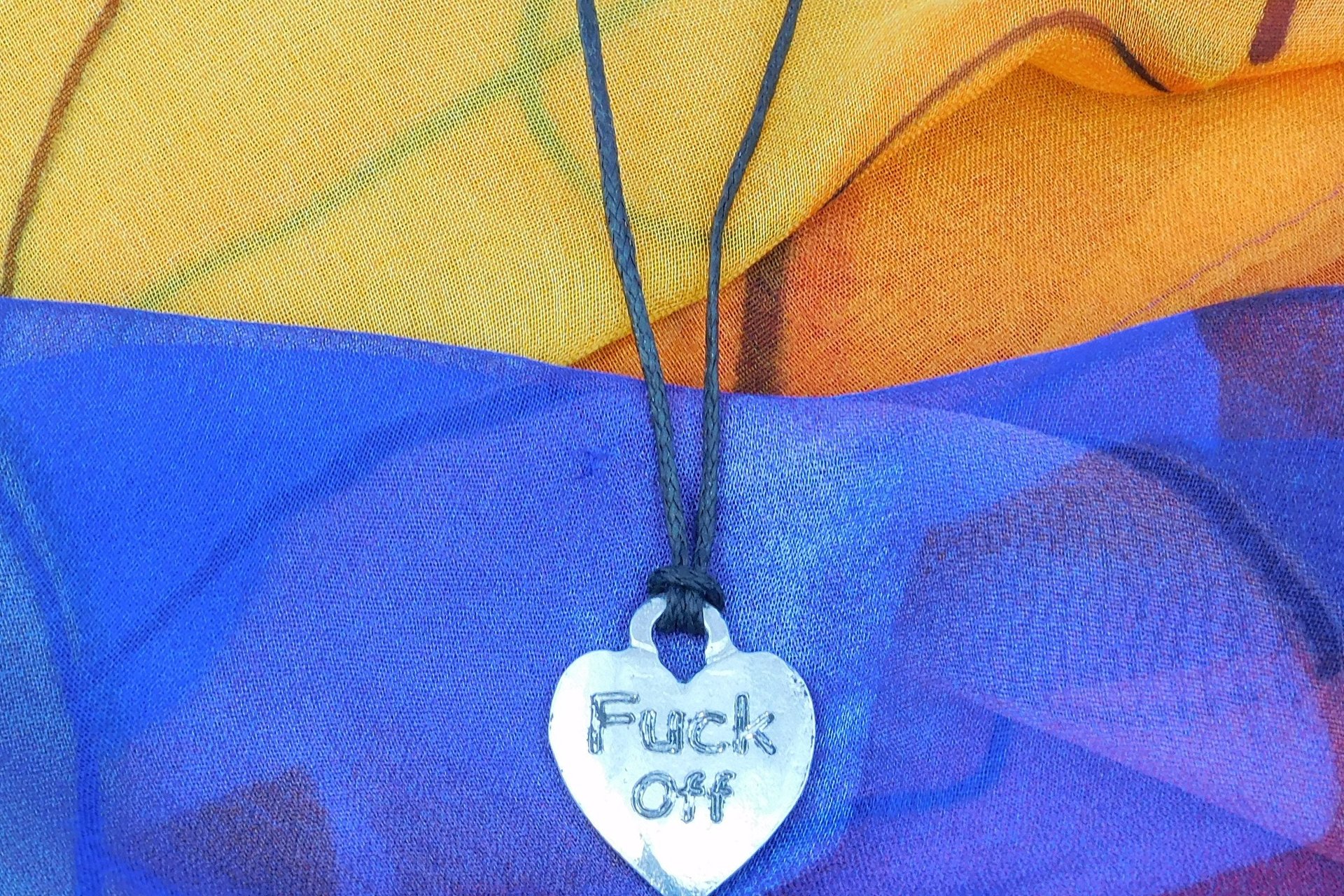 Pendentif BDSM Fuck Off, Accessoire de Soumise, Cordon Noué en Permanance, Fait Main en Etain, Les Etains de Jumilhac