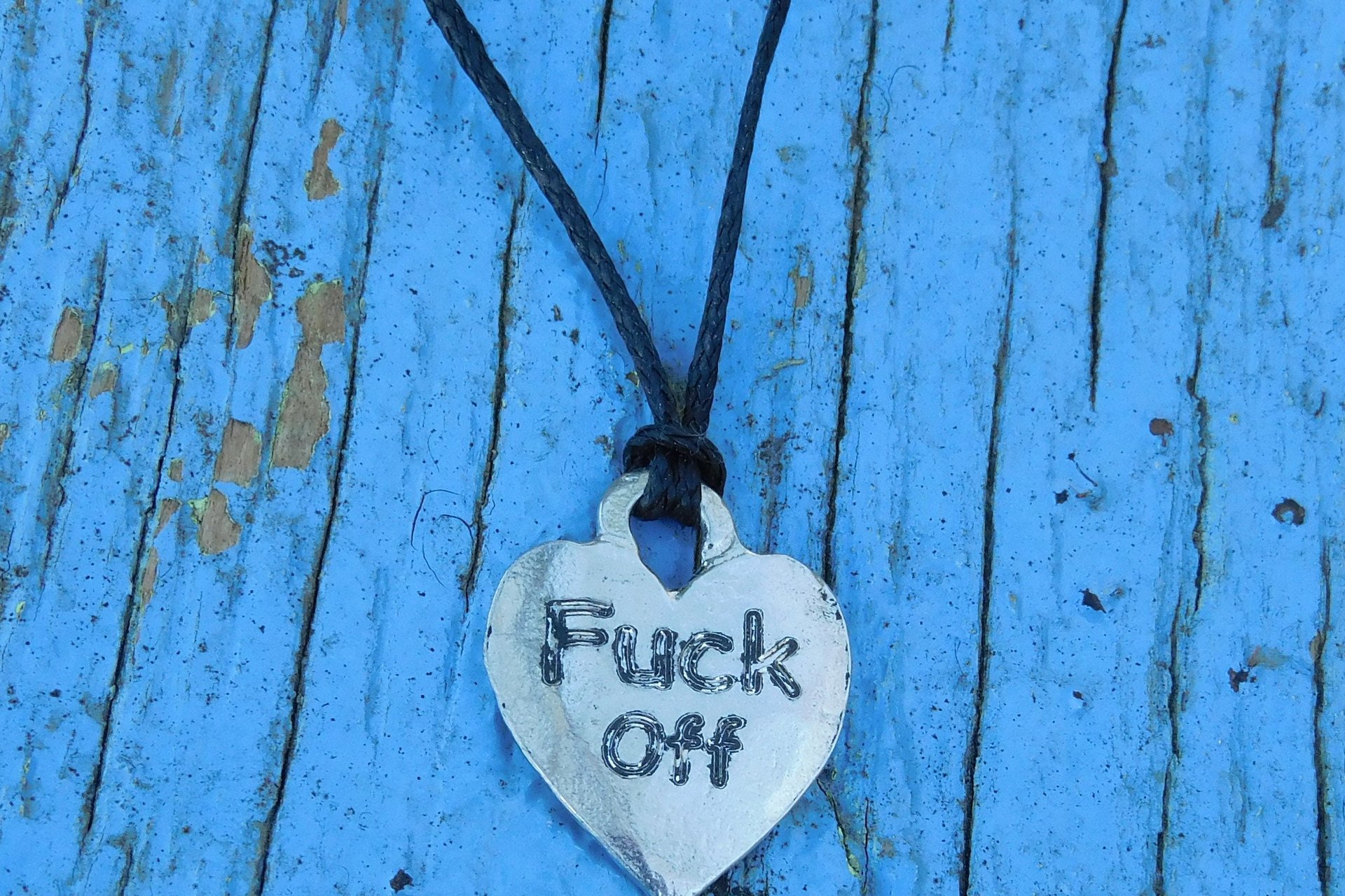 Pendentif BDSM Fuck Off, Accessoire de Soumise, Cordon Noué en Permanance, Fait Main en Etain, Les Etains de Jumilhac
