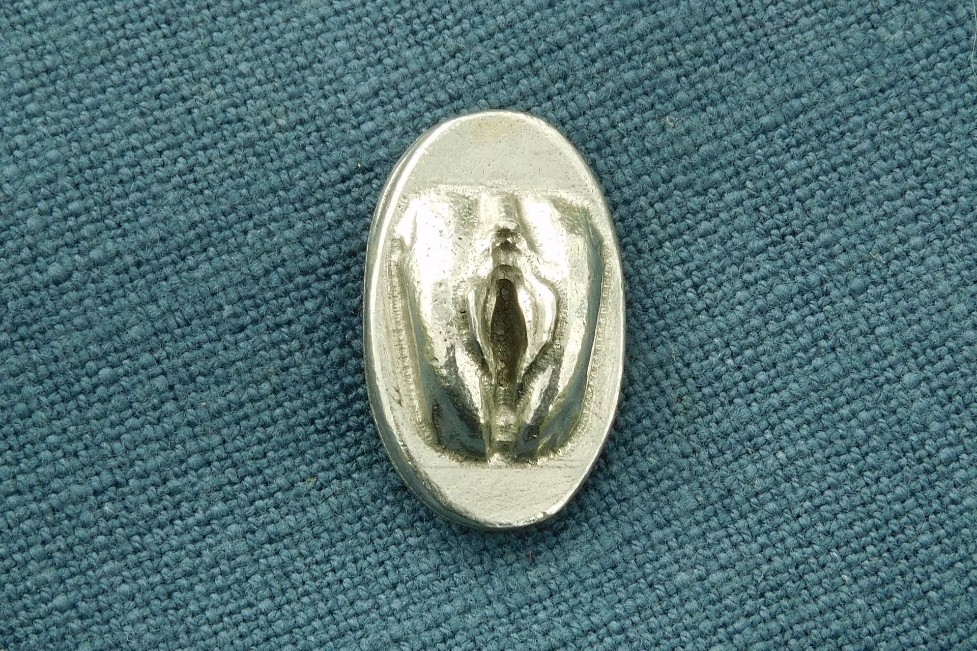 Vagina, Faite Main en Etain par William Sturt des Etains de Jumilhac
