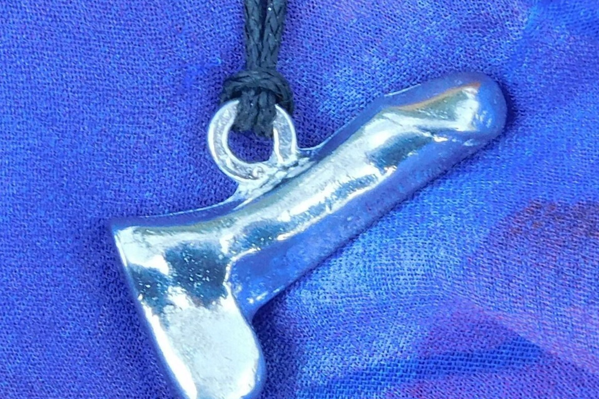 Collier Pénis, Pendentif Pénis, Cadeaux Erotiques, Fait Main en Etain, par William Sturt aux Etains de Jumilhac
