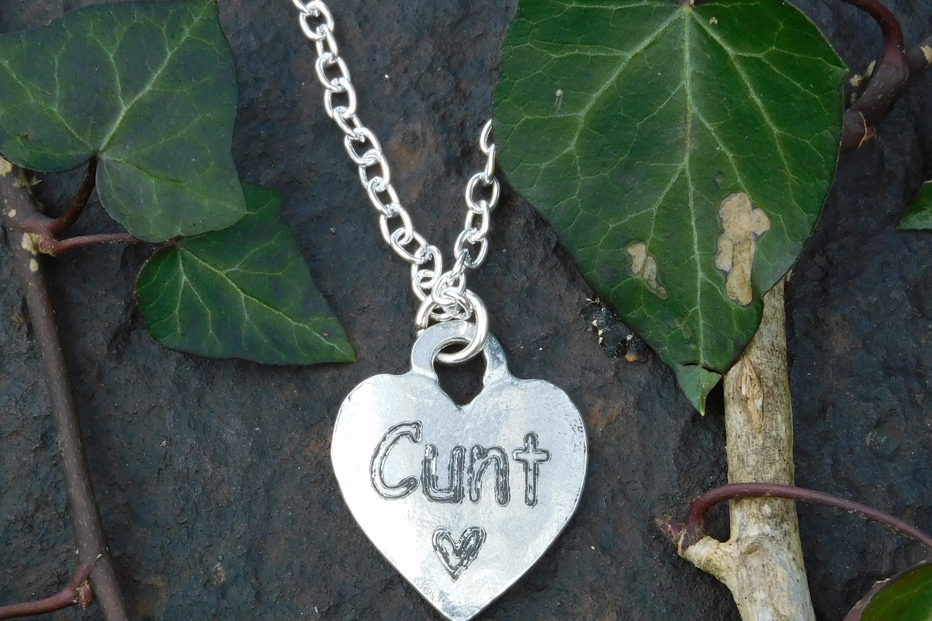 Pendentif BDSM cunt, Accessoire de Soumise, Cordon Noué en Permanance, Fait Main en Etain, Les Etains de Jumilhac